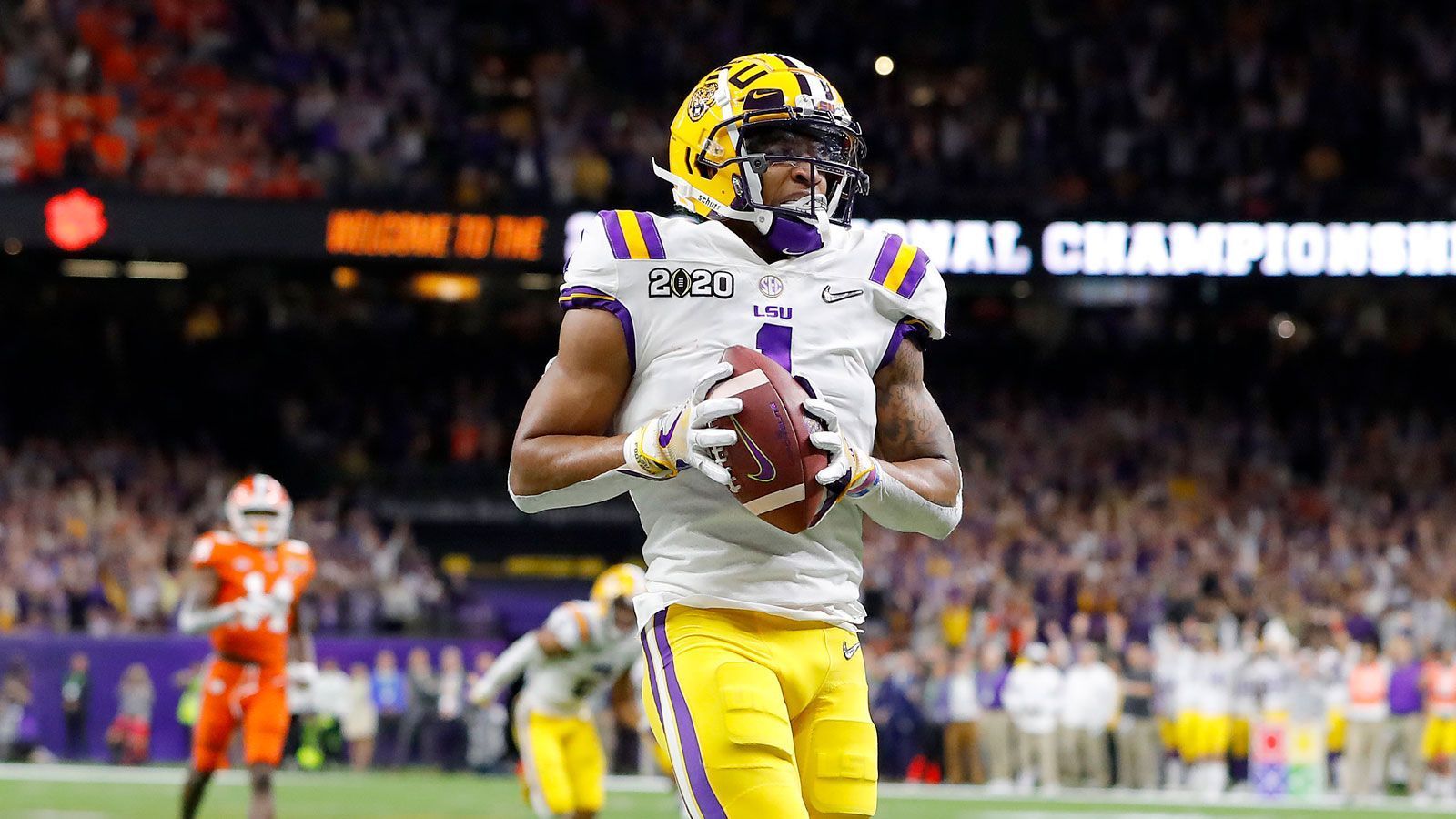 
                <strong>7. Pick - Detroit Lions: Ja'Marr Chase (WR, LSU)</strong><br>
                In Detroit will sich der neue Quarterback Jared Goff beweisen, benötigt dafür aber qualitativ hochwertige Anspielstationen. Sowohl Marvin Jones als auch Kenny Golladay werden im März Free Agents. Hier ist talentierte und kostengünstige Abhilfe gefragt. Ja'Marr Chase bringt dabei alles mit, was man als Wide Receiver auf dem nächsten Level braucht und gerade in der Meisterschafts-Saison 2019/20 überzeugte er im Trikot der LSU. Zwar entschied sich auch er in der vergangenen Saison gegen eine Teilnahme am Spielbetrieb, das dürfte die Detroit Lions aber nicht abschrecken.
              