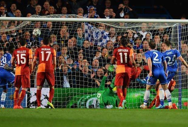 
                <strong>FC Chelsea - Galatasaray Istanbul 2:0</strong><br>
                Noch vor der Pause trifft Gary Cahill Galatasaray und Drogba ein zweites Mal ins Herz. Aus wenigen Metern nagelt der Engländer die Kugel in Abstauber-Manier in die Maschen. Damit nehmen die Blues klar Kurs auf das Viertelfinale.
              
