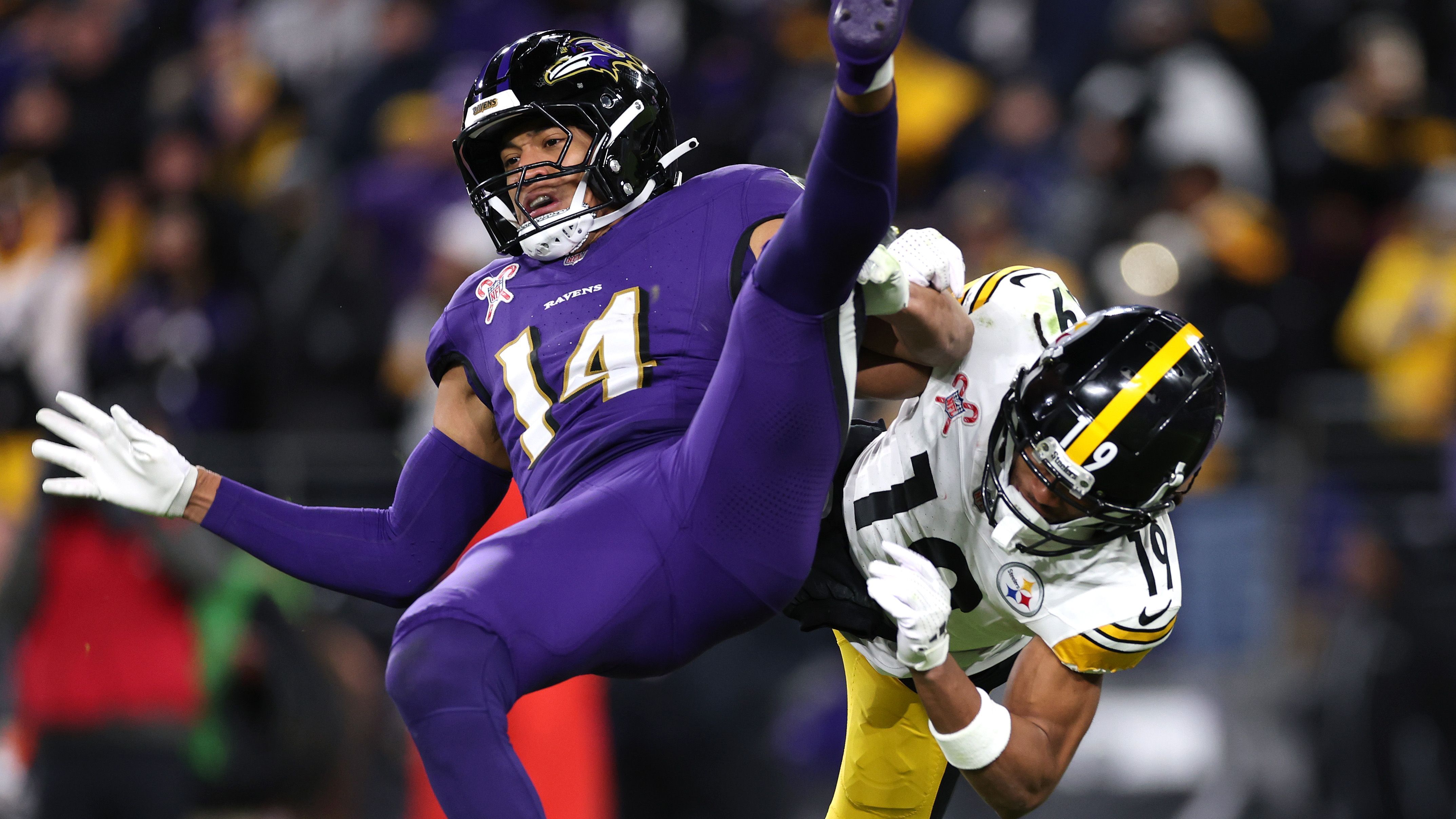 <strong>Platz 3: Baltimore Ravens <br></strong>Kein Team verteidigte den Lauf in der vergangenen Saison besser als die Ravens. 54 Sacks bedeutete zudem in dieser Kategorie die Silber-Medaille. Der Fokus lag deshalb verstärkt auf der Secondary. Rookie Malaki Starks ist ein spielstarker Safety, Chidobie Awuzie ein erfahrener Cornerback. Die Ravens-Defensive dürfte auch kommende Saison wieder für Schlagzeilen sorgen.