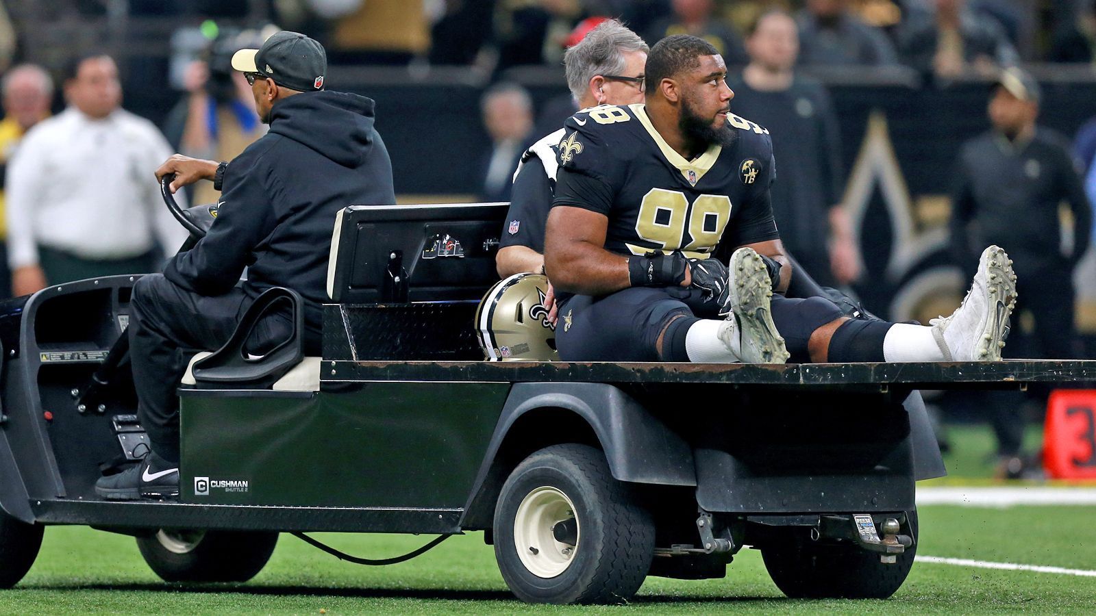 
                <strong>Verlierer: Sheldon Rankins</strong><br>
                Sheldon Rankins ist wohl der einzige Saint, der sich über den Einzug ins NFC Championship Game nur bedingt freuen kann. New Orleans' Defensive Tackle verletzt sich im ersten Viertel gegen die Eagles schwer, muss vom Feld gefahren werden. Die Befürchtung: Achillessehnenriss. Rankins kann den Saints wohl auf dem Weg zum Super Bowl nicht mehr helfen. Er war mit acht Sacks, 15 Quarterback-Hits, 12 Tackles for loss und einem Forced Fumble eine zentrale Stütze der Defense. 
              