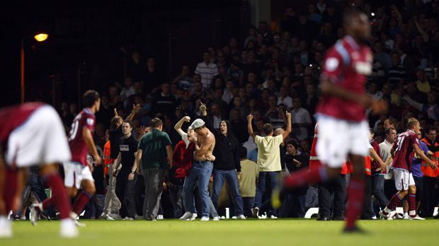 
                <strong>10. Hooligans</strong><br>
                10. Hooligans. Die Fans von West Ham United sind international bekannt. Es gibt sogar einen eigenen Film über sie namens "Hooligans". Häufiger fallen die "Hammers"-Anhänger durch Schlägereien mit anderen Fanlagern auf.
              