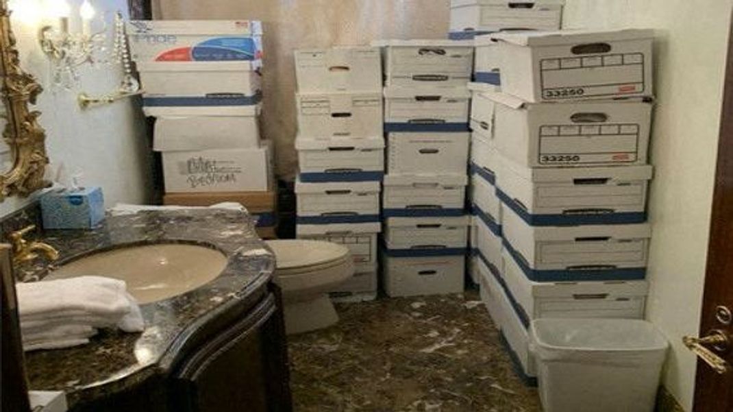 Unerlaubt aufbewahrte Kisten mit Geheimdokumenten in einem Badezimmer in Trumps Privatanwesen Mar-a-Lago in Florida.