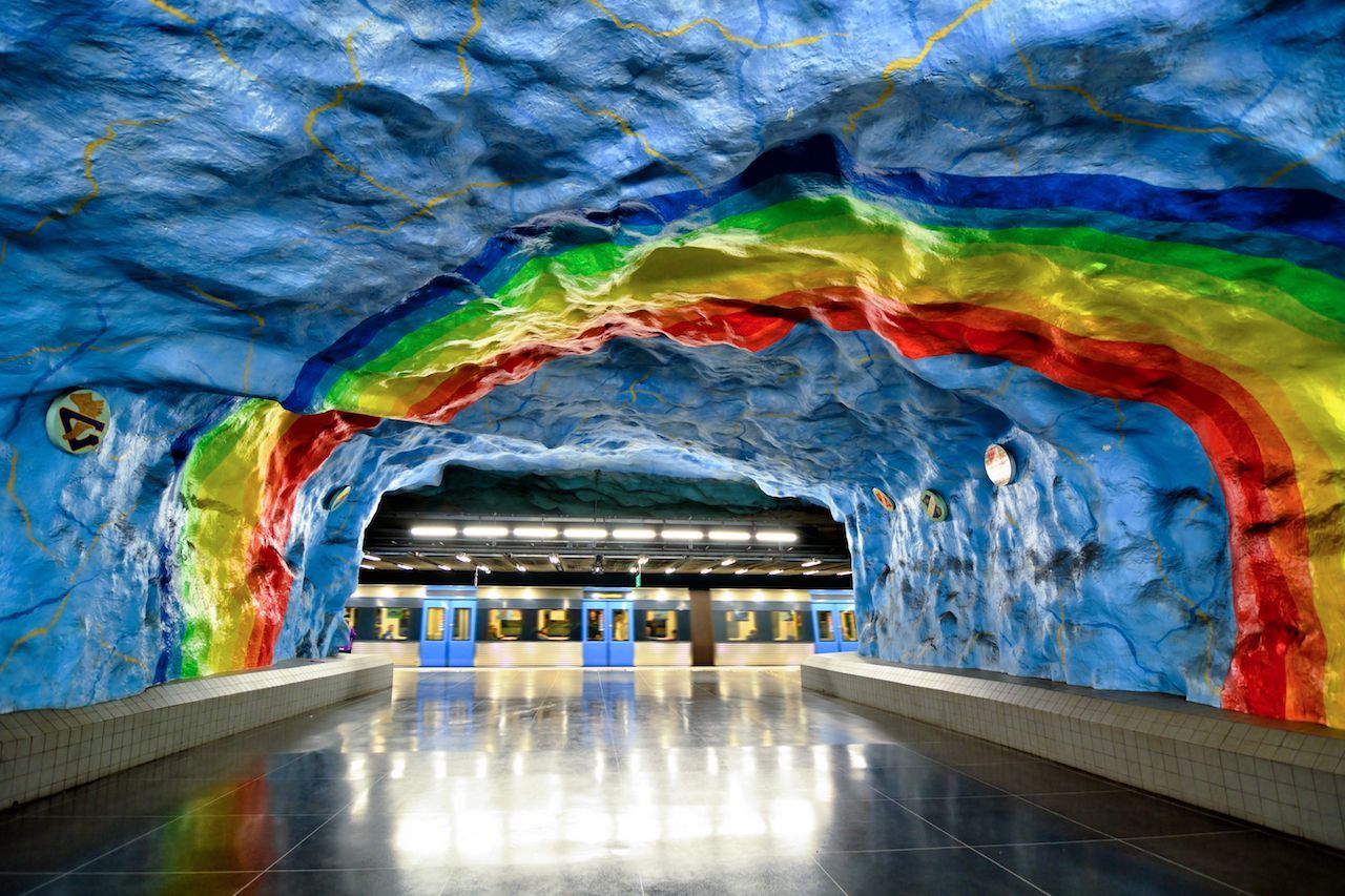 Über 90 Stockholmer Künstler gestalteten die U-Bahnhöfe ihrer Stadt. Auf der roten Linie, Haltestelle "Stadion" gehst du unter einem Regenbogen zum Zug.