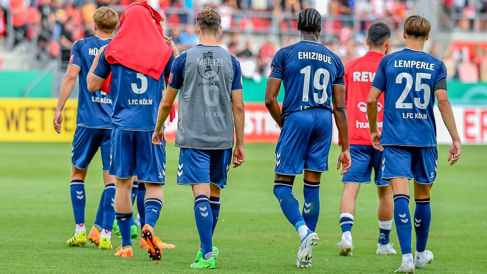 
                <strong>1. FC Köln</strong><br>
                Der 1. FC Köln flog im Pokalspiel bei Jahn Regensburg im Elfmeterschießen raus. Damit ist das Thema Dreifachbelastung vor den Playoffs zur Conference League bereits Geschichte. Sollte der Effzeh in der Qualifikation scheitern, bliebe sogar nur die Bundesliga, wo es zum Start gegen Aufsteiger Schalke 04 geht. Die Vorbereitung war mit vier Siegen aus sechs Spielen erfolgreich, der Pokal-Dämpfer schafft aber Unklarheit über den tatsächlichen Leistungszustand.
              