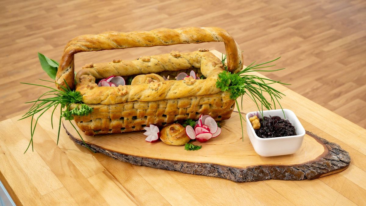 Samuels "Floraler Genusskorb": Bärlauch-Kürbiskern-Brot mit Zwiebel-Rosmarin-Chutney