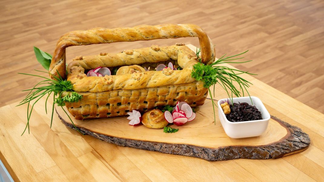 Bärlauch-Kürbiskern-Brot mit Zwiebel-Rosmarin-Chutney.