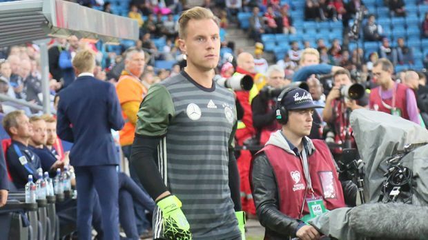 
                <strong>Marc-Andre ter Stegen</strong><br>
                Marc-Andre ter Stegen: Dass der Keeper vom FC Barcelona spielen wird, ist eher unwahrscheinlich. Darum wird es ihm aber auch nicht gehen. Denn nach seinem Doppelpatzer am vergangenen Wochenende beim 3:4 gegen Celta Vigo tut es dem Ex-Gladbacher sicher ganz gut, etwas aus dem Fokus zu kommen. Es war nicht sein erster grober Fehler im Barca-Trikot. Aus den Augen, aus dem Sinn also. Damit sich die Wogen ein wenig glätten.
              