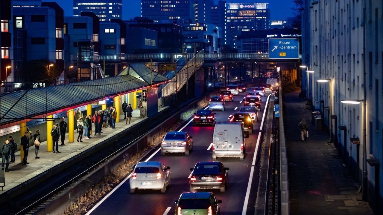 Wenn du zu deiner Arbeit fahren musst, bekommst du pro Kilometer und Arbeitstag 30 Cent vom Finanzamt gut gerechnet: die Pendler-Pauschale. Ab dem 21. Kilometer sind es sogar 38 Cent.