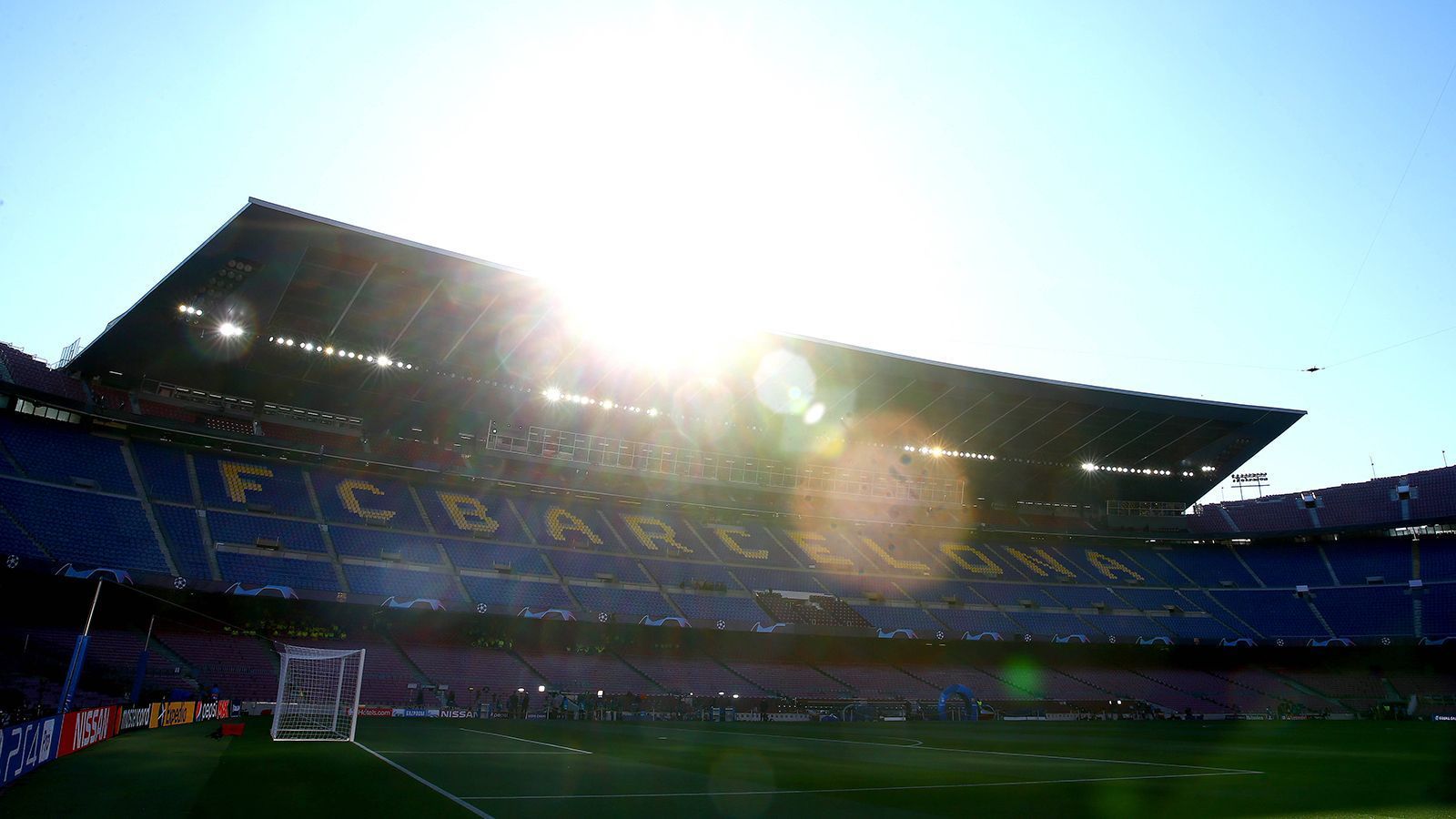 
                <strong>Sanierung und Aufstockung: Das Camp Nou soll erneuert werden</strong><br>
                Das Camp Nou ist eines der legendärsten Fußballstadien der Welt – und auch eines der renovierungsbedürftigsten. Hygiene- und Sicherheitsmängel sind im 1957 eingeweihten Stadion seit längerem bekannt, nun soll im Rahmen des Projekts "Espai Barca" nicht nur das Camp Nou saniert und auf 110.000 Zuschauer aufgestockt, sondern der gesamte Stadionkomplex des FC Barcelona erneuert werden.
              