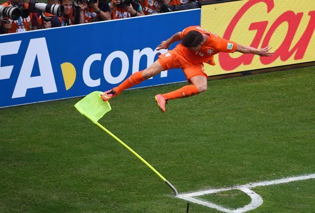 
                <strong>Niederlande vs. Mexiko (2:1): Die Eckfahne muss herhalten</strong><br>
                Klaas-Jan Huntelaar schießt seine Mannschaft in der Nachspielzeit per Elfmeter zum Sieg. Die Emotionen müssen raus...
              