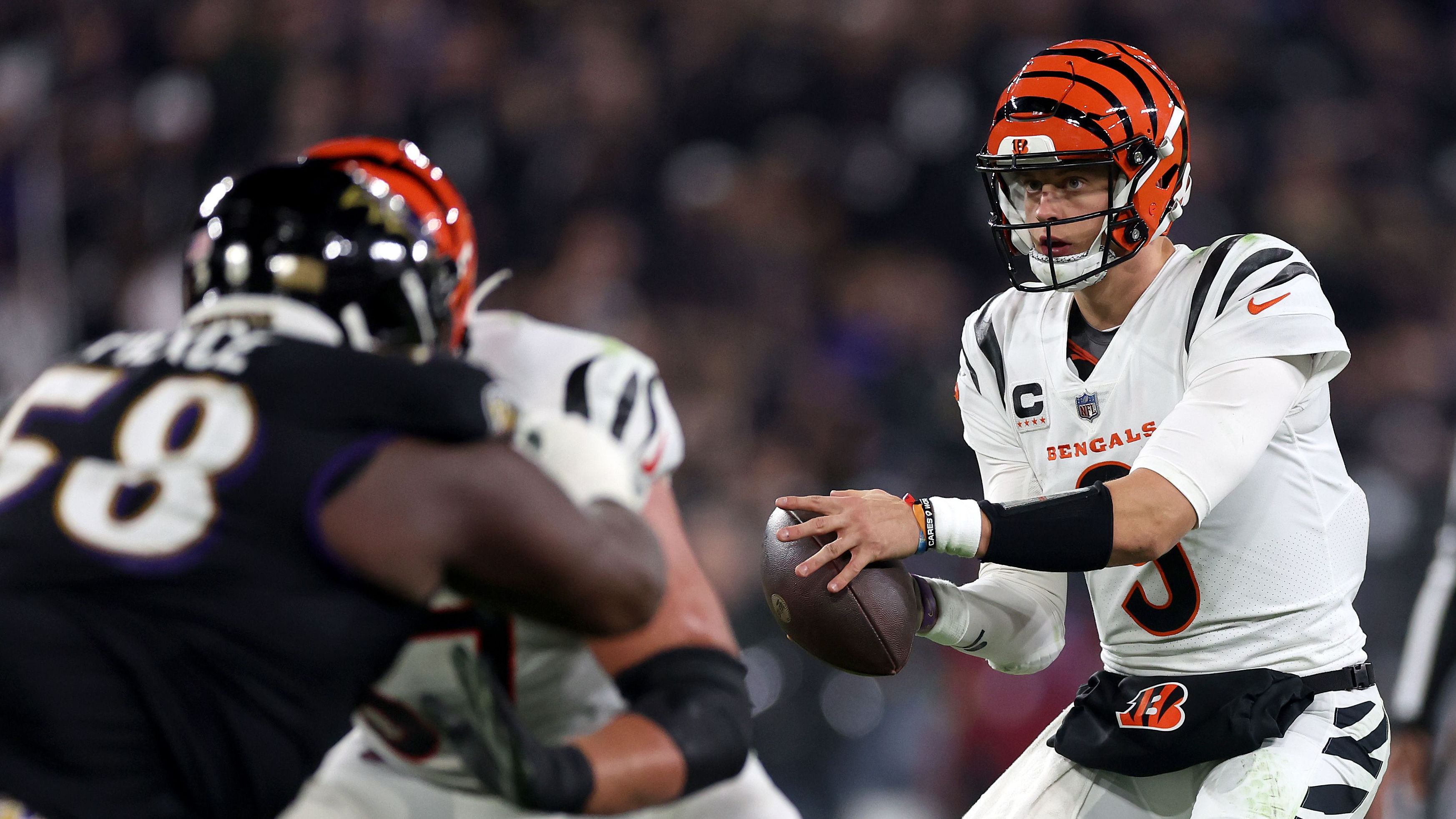 <strong>Cincinnati Bengals</strong><br>
                - Joe Burrow, Quarterback, Jahresgehalt: 55 Mio. Dollar<br>- Tee Higgins, Wide Receiver, Jahresgehalt: 21,816 Mio. Dollar<br>- Trey Hendrickson, Defensive End, Jahresgehalt: 21 Mio. Dollar<br>- Orlando Brown Jr., Offensive Tackle, Jahresgehalt: 16,023 Mio. Dollar<br>- Sheldon Rankins, Defensive Tackle, Jahresgehalt: 12,25 Mio. Dollar