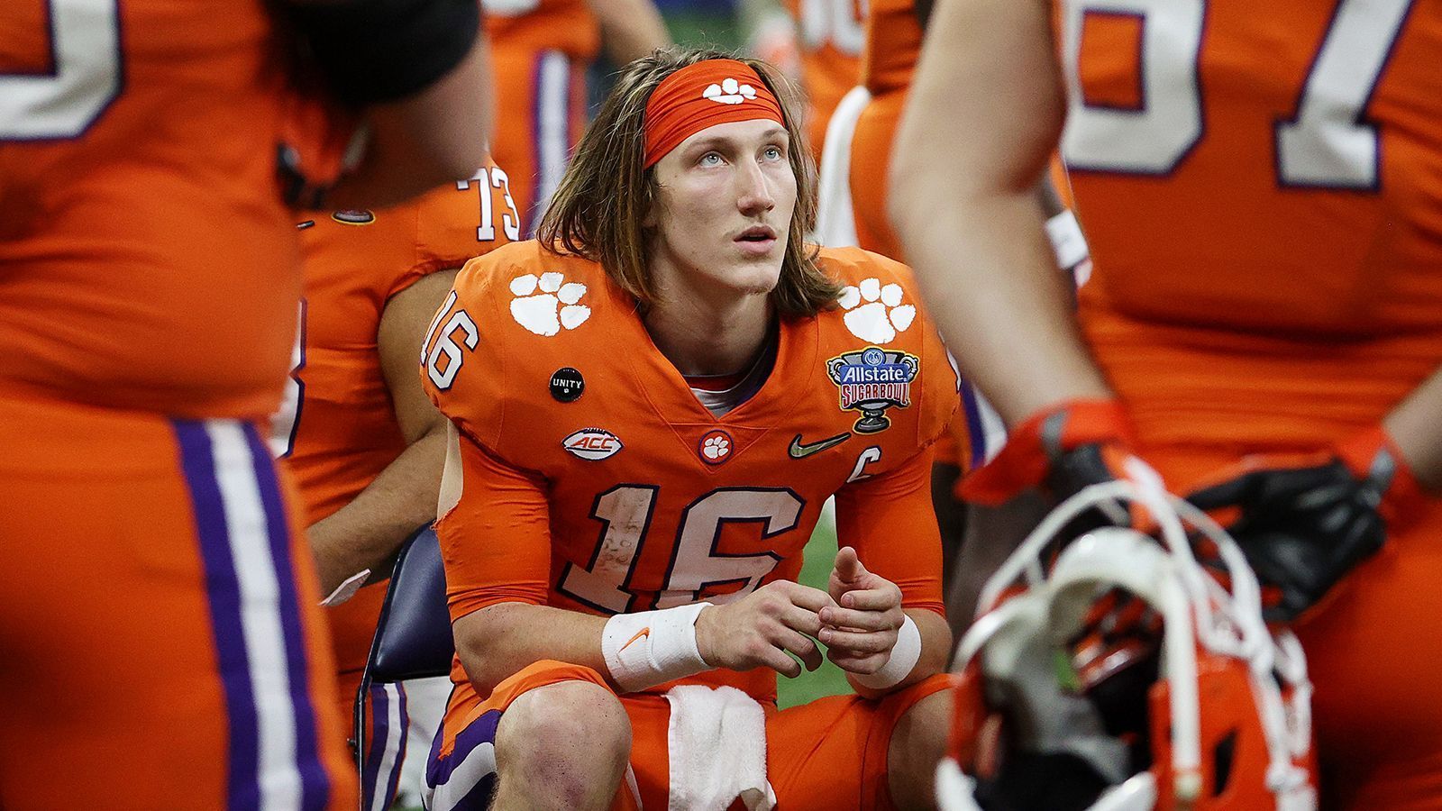 
                <strong>Trevor Lawrence (Clemson Tigers/Quarterback)</strong><br>
                Der Player of the Year in der ACC, Trevor Lawrence, galt lange eher als Außenseiter auf die Heisman Trophy, hat seine Chancen mit einem bockstarken Auftritt im Championship-Game gegen Notre Dame aber deutlich gesteigert. Head-Coach Dabo Swinney sagte, es wäre eine "Schande", sollte die Trophy nicht an seinen Quarterback gehen, der im NFL-Draft 2021 als Pick No. 1 gehandelt wird.
              