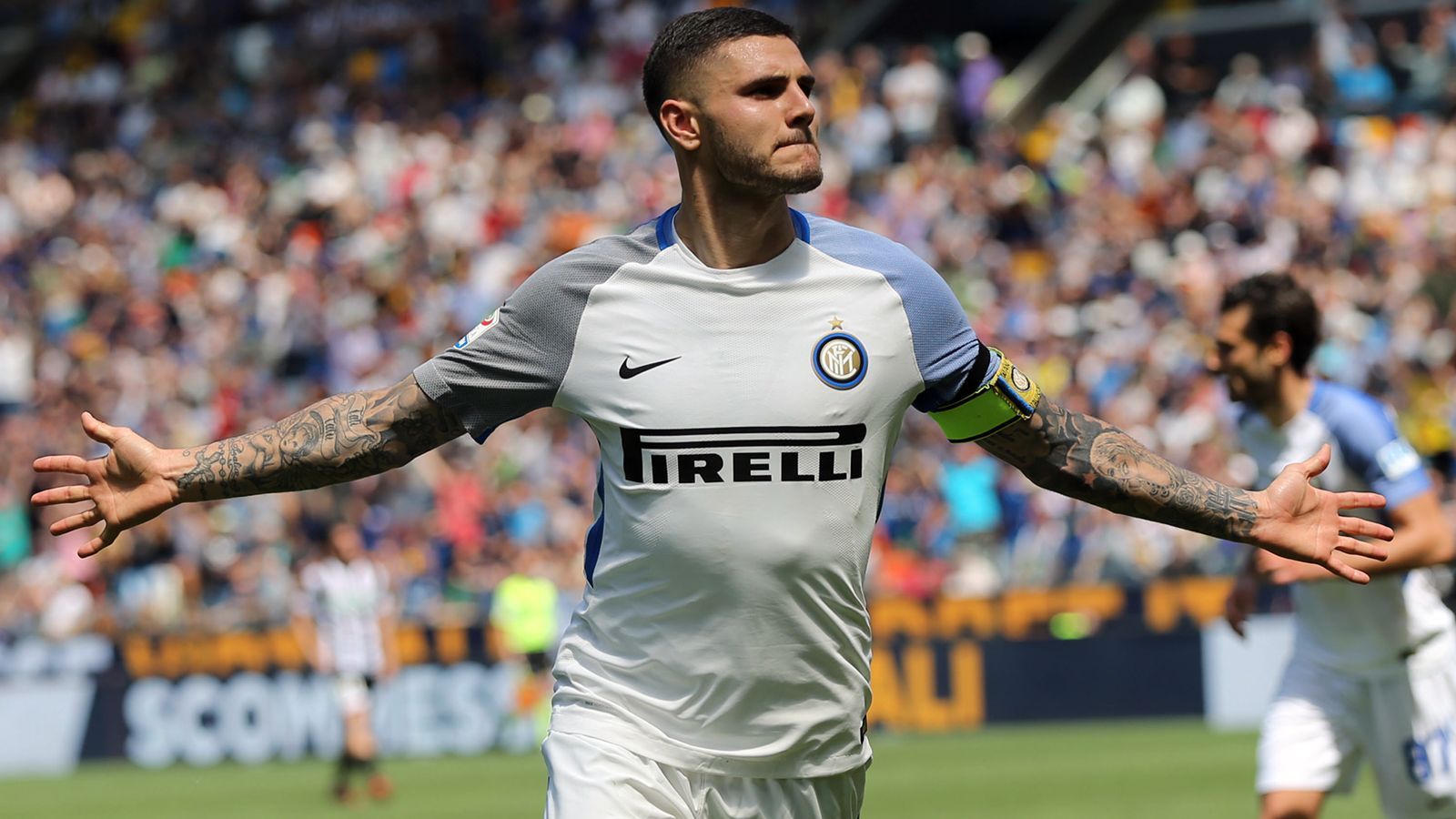 
                <strong>Mauro Icardi (Inter Mailand)</strong><br>
                Argentinien-Coach Jorge Sampaoli leistet sich einen besonderen Luxus: Er nimmt einen 29-maligen Serie-A-Torschützen nicht mit zur WM. Zeit für Mauro Icardi, sich einem großen Top-Klub anzuschließen? Der Stürmer wurde schon vor einiger Zeit von "don balon" mit dem FC Bayern in Verbindung gebracht. Der Knackpunkt der Geschichte - wie auch bei vielen anderen Kandidaten: die mutmaßlich enorm hohe Ablösesumme! Die Ausstiegsklausel im Vertrag des 25-Jährigen soll bei satten 110 Millionen Euro liegen. Erschwerend kommt hinzu, dass laut "Corriere della sera" neuerdings auch Juventus Turin ein Auge auf den Inter-Torjäger geworfen haben soll.
              