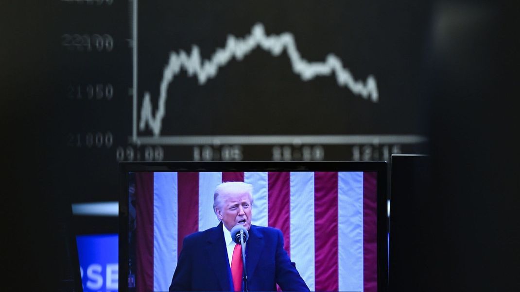 Zoll-Ankündigungen und Rücknahme-Erklärungen sorgen für Unsicherheit, die sich nach den 100 Tagen Trump im Weißen Haus an der US-Börse und der Wirtschaft spiegeln.
