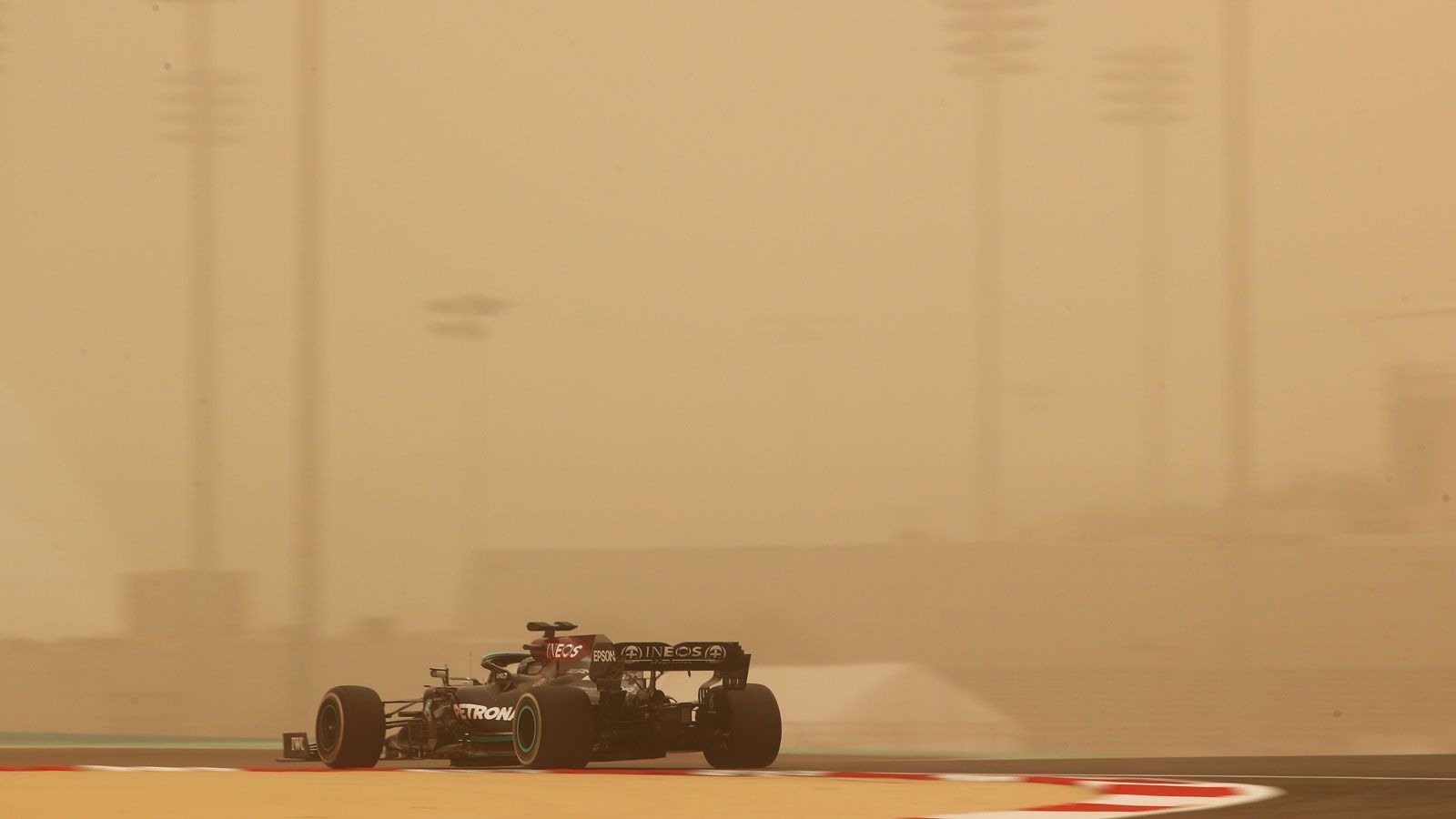 
                <strong>Bahrain-Tests: Hamilton legt los</strong><br>
                So wird auch Hamilton unfreundlich vom Wettergot gegrüßt. Kein Respekt vor dem Rekordchampion!
              