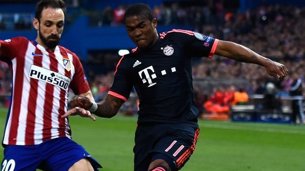 
                <strong>Douglas Costa</strong><br>
                Douglas Costa: Leistete sich in der Anfangsphase leichte Ballverluste und wirkte unkonzentriert. Sein Freistoß in der 24. Minute war die erste gute Chance des FCB. Seine Dribblings endeten häufig beim Gegenspieler. Holte sich kurz vor der Halbzeit die Gelbe Karte ab. In der zweiten Halbzeit mit mehr Szenen. Seine Flanken waren jedoch zu unpräzise. Konnte den tollen Lahm-Pass in der 70. Minute nicht verwerten. ran-Note: 4-
              