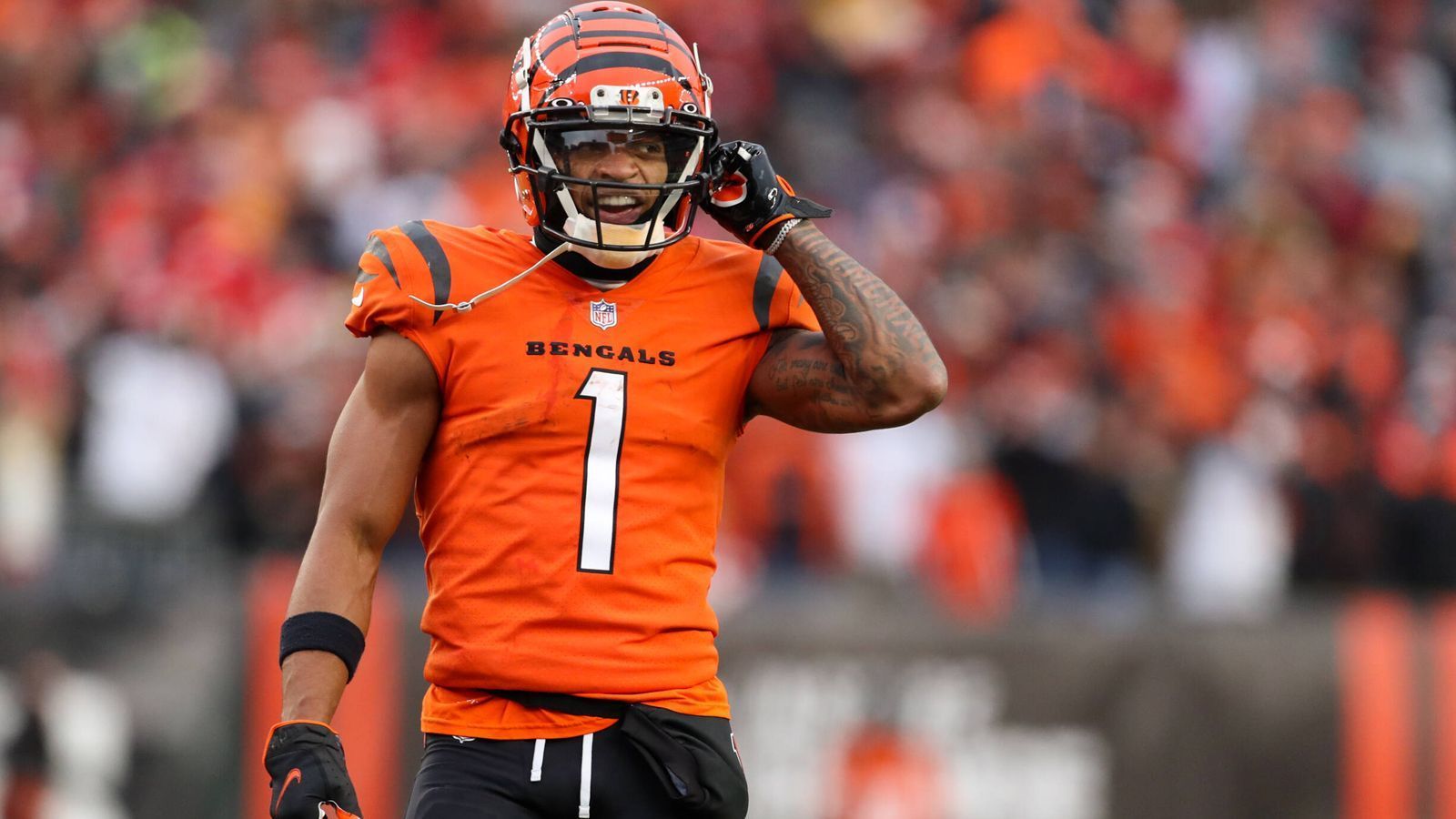 
                <strong>Ja'Marr Chase - Rookie-Receiving-Yards</strong><br>
                Beim so wichtigen 34:31-Sieg der Cincinnati Bengals brach Ja'Marr Chase mit 266 Receiving Yards einen All-Time-Rookie-Rekord. Am letzten Spieltag der Regular Season könnte nun ein weiterer fallen. Mit insgesamt 1.429 Yards liegt der 21-Jährige auf Platz zwei der Rookie-Liste mit den meisten Receiving Yards in einer Saison. Vor ihm liegt nur Bill Groman, der 1960 in seinem ersten Jahr bei den Houston Oilers 1.473 Yards erreichte. Chase würden demnach nur noch 45 Yards fehlen, um einen 61 Jahre alten Rookie-Rekord zu brechen. Das Problem: Head Coach Zac Taylor ließ offen, ob Chase im sportlich unwichtigen letzten Spiel bei den Cleveland Browns auf dem Platz stehen wird. Quarterback Joe Burrow wird definitiv geschont. 
              
