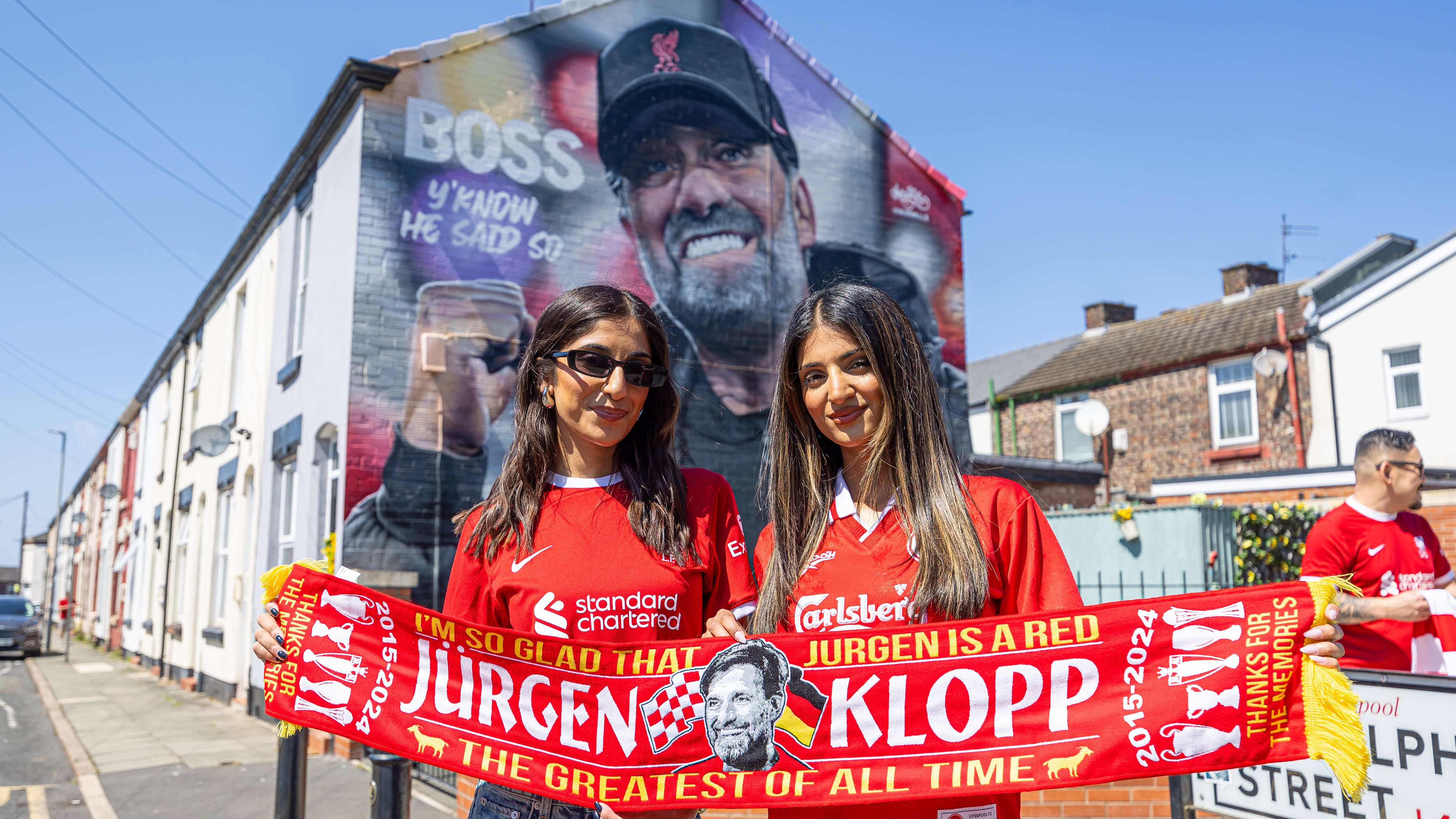 <strong>Posen vor dem Boss</strong><br>Sogar Hausfassaden waren mit dem Konterfei des scheidenden Liverpool-Trainers versehen. Zahlreiche Fans nutzten dieses Konterfei als Motiv für Erinnerungsfotos an diesen denkwürdigen Tag.&nbsp;