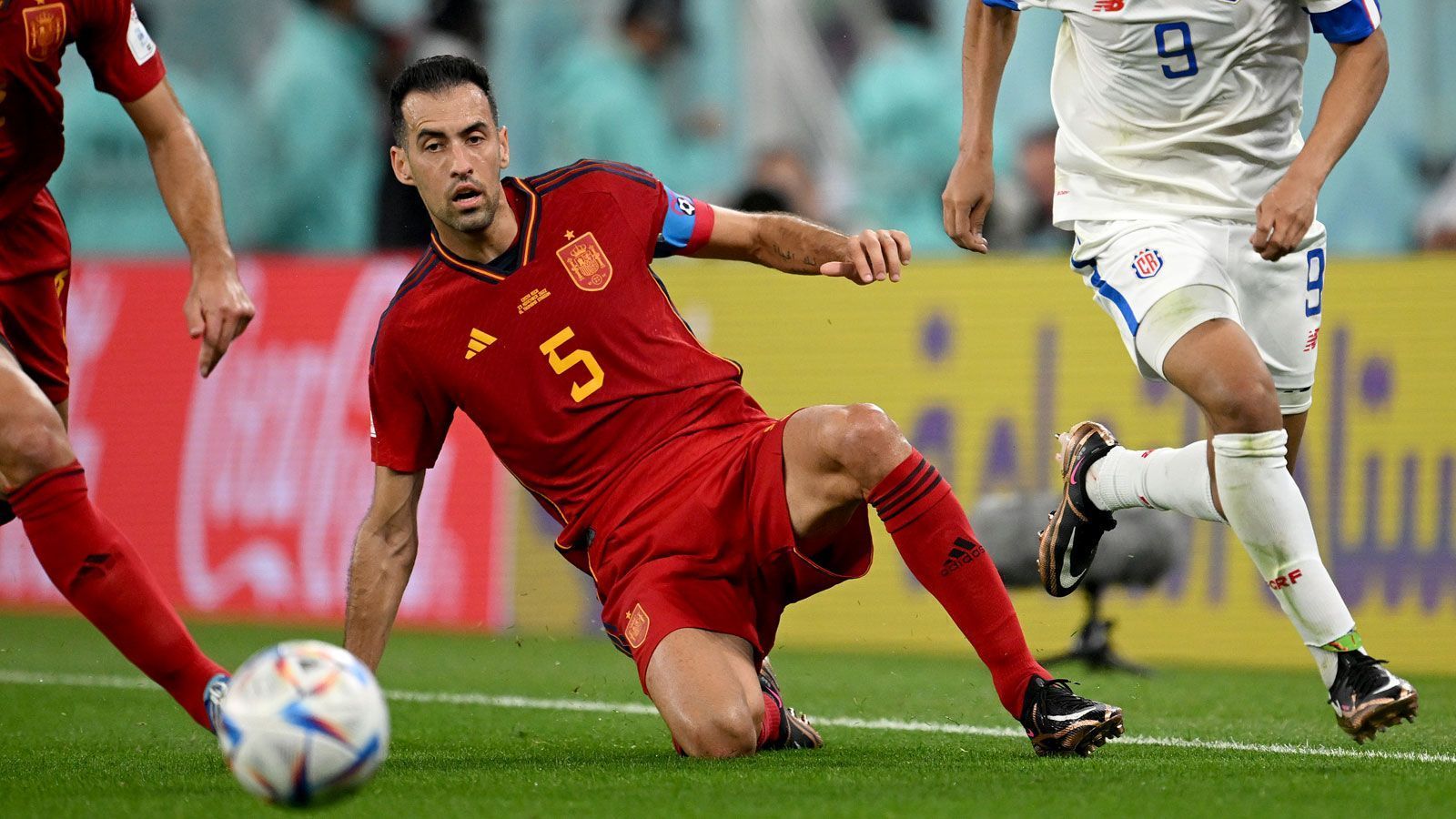 
                <strong>Sergio Busquets</strong><br>
                Enriques verlängerter Arm auf dem Platz ist Sergio Busquets, der im Mittelfeld das Spiel ordnet. Der 34-Jährige bestritt gegen Costa Rica bereits sein 140. Länderspiel und ist der einzige Weltmeister im Aufgebot. Wie auch beim FC Barcelona, den er nach dieser Saison wohl in Richtung USA verlassen wird, trägt der Routinier auch im Nationalteam die Kapitänsbinde. Der Nationalcoach hat schon klargestellt, dass dies nicht Busquets' letzte WM sein soll, wenn es nach ihm geht. Auch das unterstreicht die Sonderrolle des schlaksigen Ballverteilers.
              