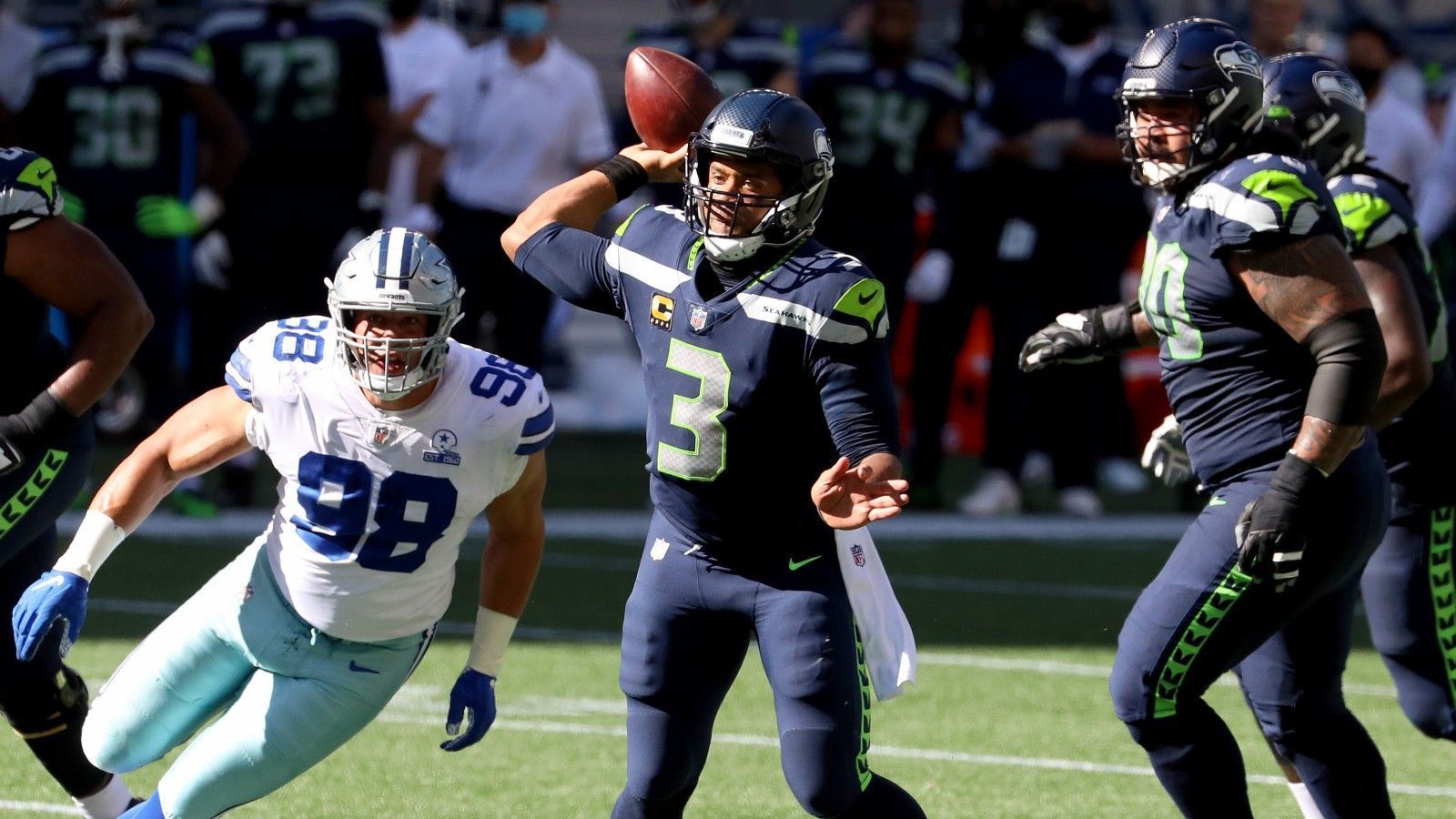 
                <strong>Dallas Cowboys</strong><br>
                Zugegeben: Mit den Dallas Cowboys würden die Seahawks Wilson nicht aus der NFC heraustraden. Aber sie könnten sich sicher sein, bei einem Tausch mit Dak Prescott einen anderen starken Spielmacher zu ergattern. Fragezeichen stehen jedoch hinter dessen Genesung von der schweren Knöchelverletzung und der vertraglichen Situation. Aktuell soll laut "ESPN" nichts auf eine baldige Einigung auf einen langjährigen Vertrag mit den "Boys" hindeuten, womit denen nur der Franchise Tag als Option bliebe. Damit hätten die Texaner bei Trade-Verhandlungen allerdings eine schwache Position. Folglich müsste Prescott sich für einen neuen Kontrakt erwärmen lassen, um nach Seattle geschickt werden zu können. Weiteres Problem: Das Cap Space dürfte für einen Wilson-Deal zu knapp sein.
              