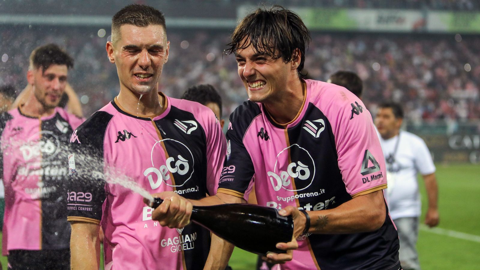 
                <strong>Palermo FC (Italien)</strong><br>
                Das neueste Mitglied der City Football Group ist der italienische Zweitliga-Aufsteiger Palermo FC. Erst im Juni 2022 erwarb die Holding-Gesellschaft 80 Prozent der Anteile am früheren Serie-A-Klub, der nach finanziellen Schwierigkeiten 2019 bis in die Serie D absteigen musste und sich nun auf dem Weg zurück in Italiens Fußball-Oberhaus befindet. Zu Erstliga-Zeiten spielten in Palermo einst spätere Topstars wie Paulo Dybala, Luca Toni oder Edinson Cavani. 
              