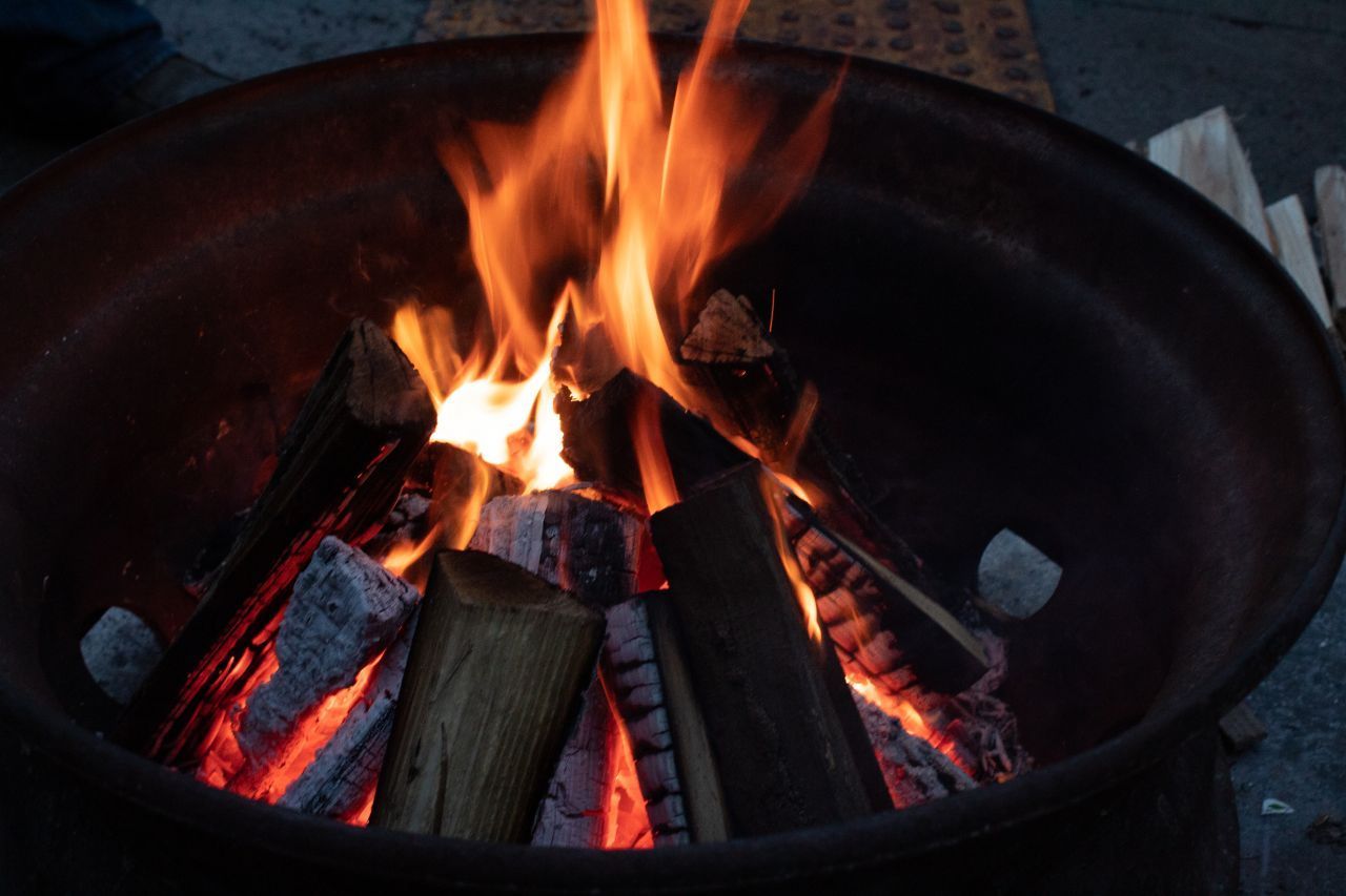 Ob für den Kamin, den Kachelofen oder die Feuerschale - Christbäume eignen sich als Brennholz. Dafür erst die Äste abtrennen und anschließend den Stamm in handliche Stücke zerteilen. Während der Zeit im Wohnzimmer allerdings trocknet das Holz nicht genug aus. Daher lagert man die Scheite am besten bis zum nächsten Weihnachtsfest und verfeuert sie dann. Feuchtes Holz erzeugt beim Verbrennen starken Rauch und Schadstoffe.  
