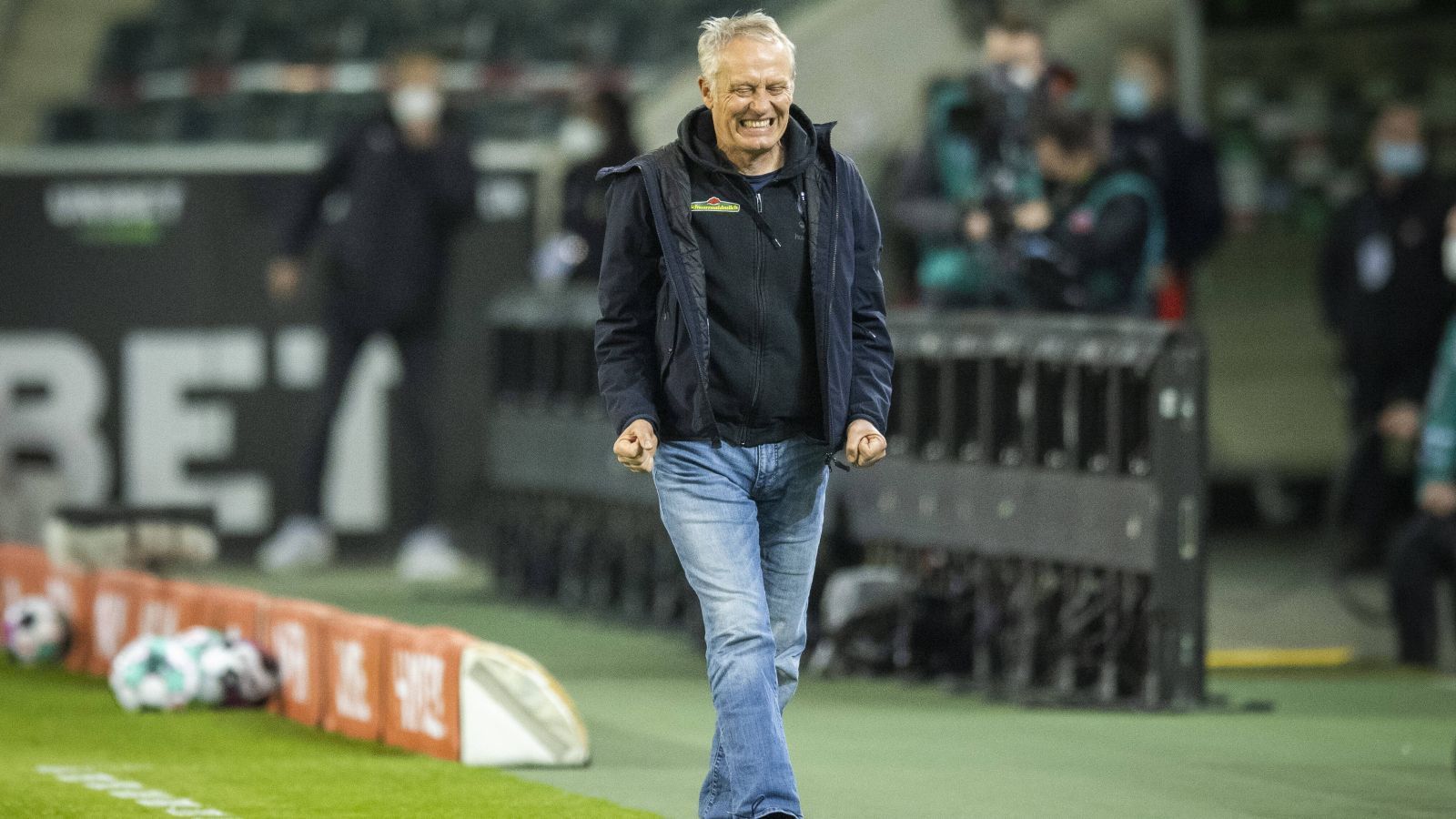 
                <strong>Der SCF ist die personifizierte Kontinuität</strong><br>
                In Freiburg wird stets ruhig gearbeitet. Seit fast zehn Jahren ist Trainer Christian Streich in Amt und Würden nahezu ohne jegliche Personaldiskussion. Höchstens wenn ein anderer Klub (oder Verband) einen Trainer sucht und Streich ins Gespräch bringt. Er ist mit Abstand der dienstälteste Coach der Bundesliga und das zahlt sich aus: Nie blieb der Sport-Club unter 36 Punkten, die in den vergangenen Jahren stets zum direkten Klassenerhalt reichten. Die hatte Freiburg schon vor diesem Spieltag geknackt. Lange ist es her, dass die Breisgauer zuletzt in Abstiegssorgen waren.
              