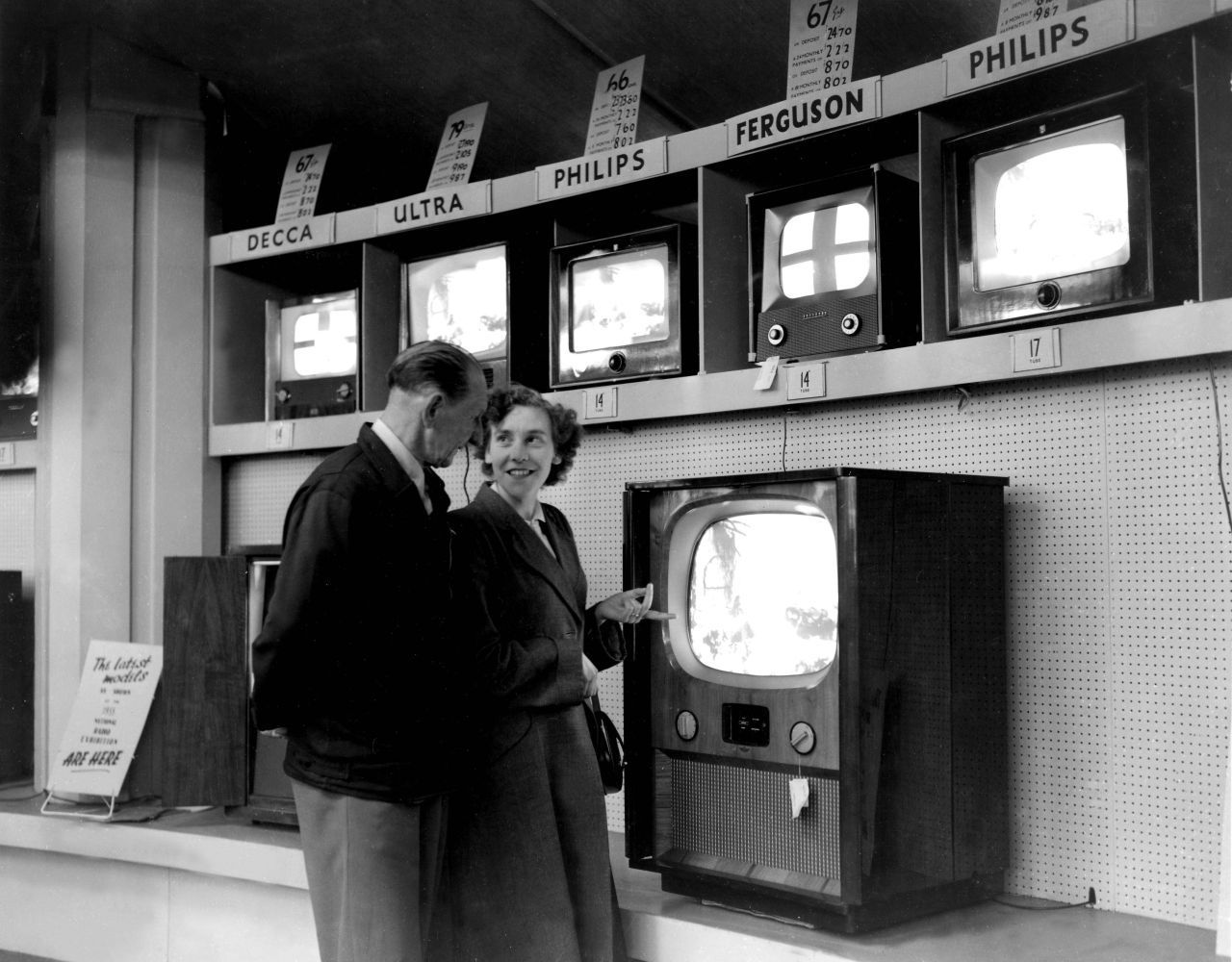 In den 1950er-Jahren setzte sich das Fernsehen mehr und mehr durch. Dieses Paar sieht sich im Jahr 1955 in einem Londoner Geschäft Fernsehgeräte an.