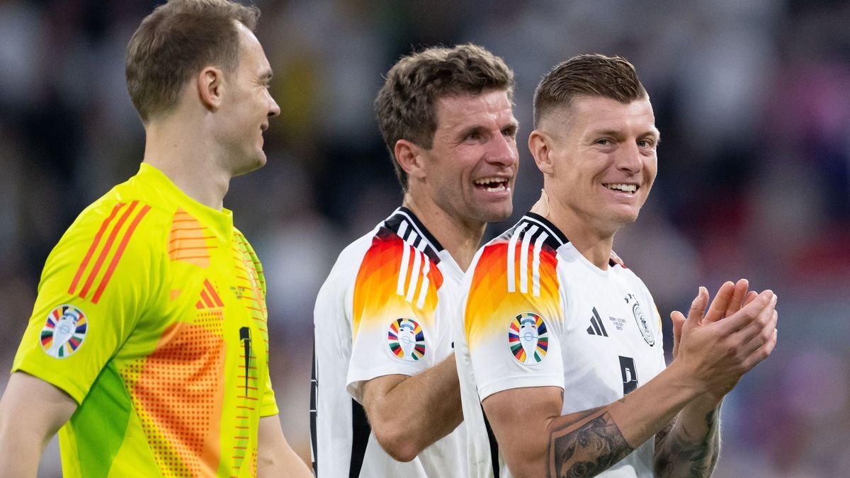 Torhüter Manuel Neuer (l-r), Thomas Müller und Toni Kroos von Deutschland stehen nach dem EM-Spiel gegen Schottland auf dem Platz. 