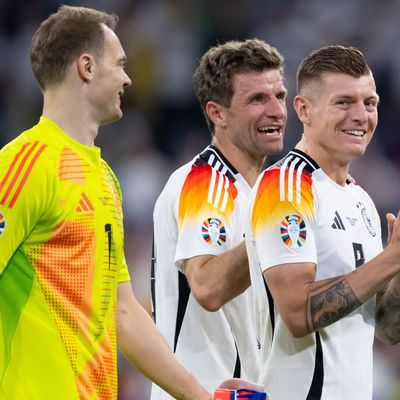 Torhüter Manuel Neuer (l-r), Thomas Müller und Toni Kroos von Deutschland stehen nach dem EM-Spiel gegen Schottland auf dem Platz. 