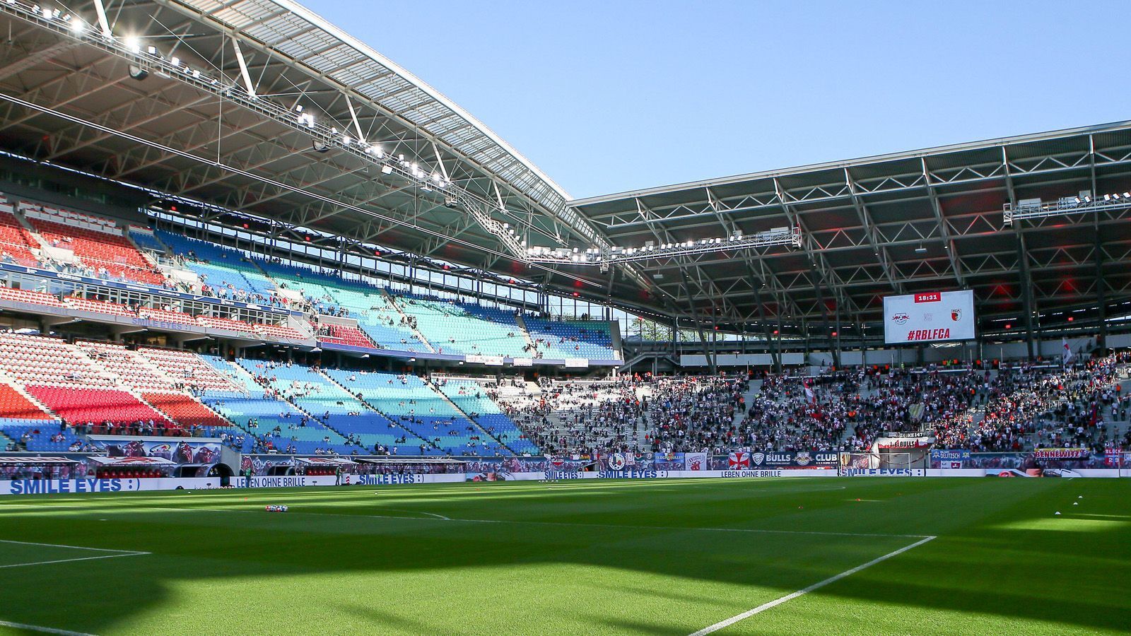 
                <strong>Stadion-Wirrwarr: Aus dem Heimspiel wird ein Auswärtsspiel</strong><br>
                Teutonia wollte das Spiel daher in Dessau austragen. Auch dieses Vorhaben scheiterte. Unbekannte hatten das Spielfeld mit einer chemischen Substanz versehen, sodass der Platz unbespielbar ist. Daher findet die Partie nun in der Red Bull Arena von Leipzig statt. Bergner freut sich dennoch: "Für die Jungs ist es eine super Erfahrung, in so einem großen Stadion zu spielen. Sie wollen dort alles raushausen, was möglich ist."  
              