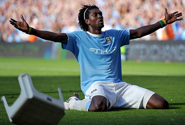 
                <strong>Emmanuel Adebayor</strong><br>
                ...und jubelt ausgiebig vor der Kurve seines Ex-Vereins. Die Aktion des Stürmers sorgt im Anschluss für schwere Ausschreitungen. In Richtung des Spielers fliegt sogar ein Plastikhocker
              