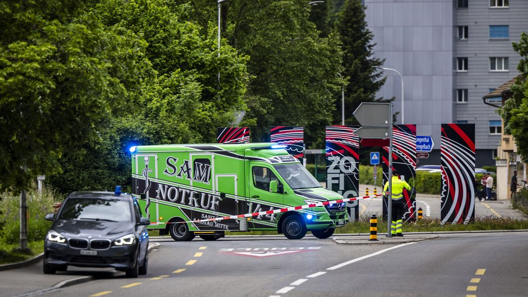 Im Schweizer Kanton Aargau hat ein Mann mehrere Passant:innen mit Hieb- oder Stichwaffen attackiert.