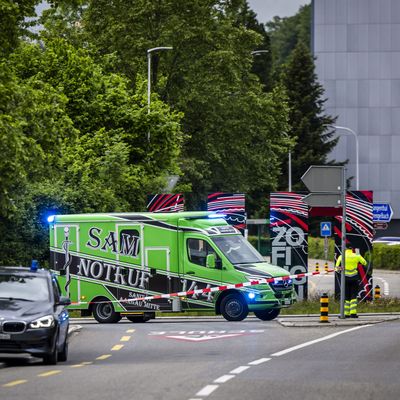 Im Schweizer Kanton Aargau hat ein Mann mehrere Passant:innen mit Hieb- oder Stichwaffen attackiert.