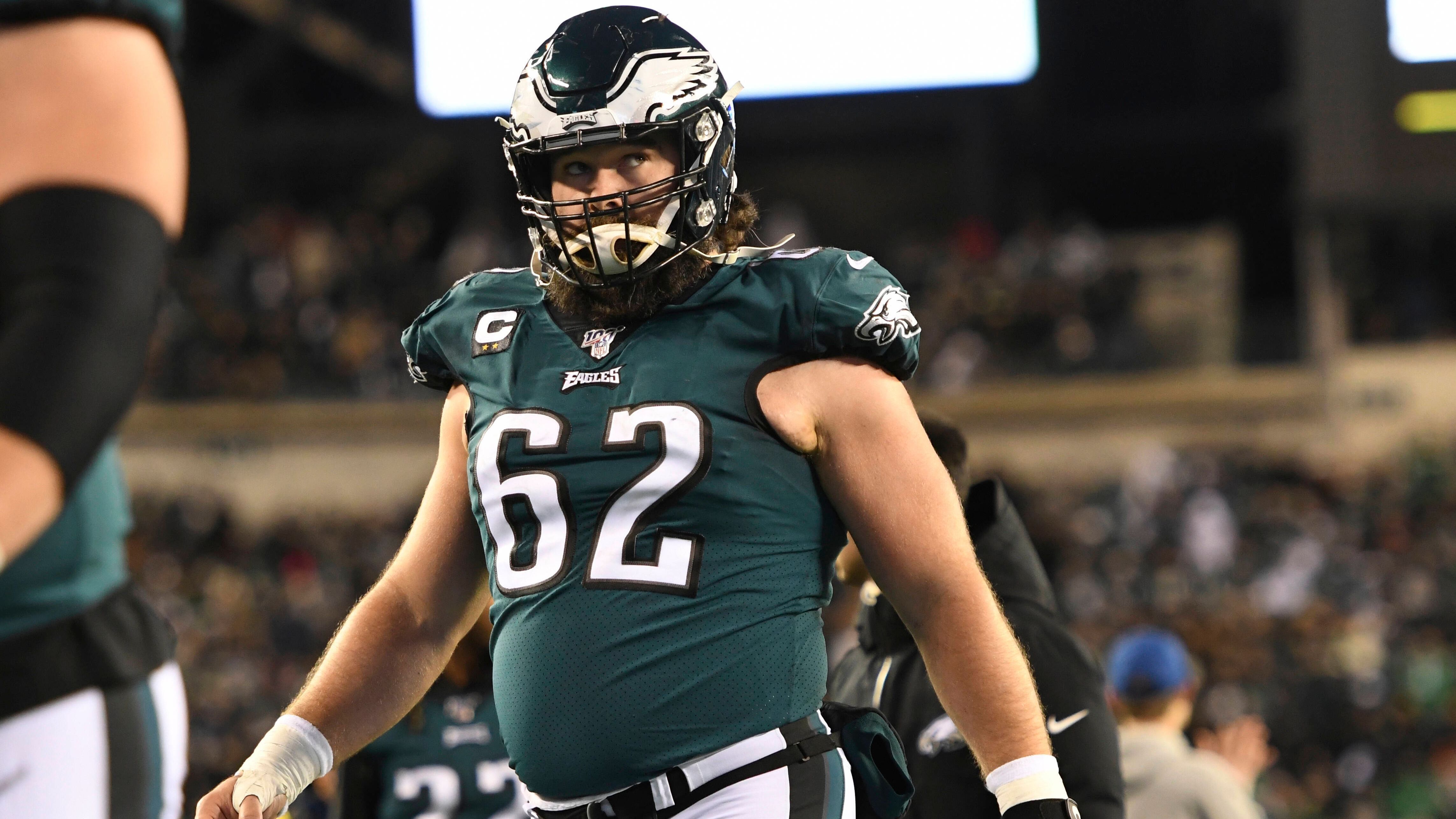 
                <strong>Center: Jason Kelce</strong><br>
                Atlanta Falcon Alex Mack und Pittsburgh Steeler Maurkice Pouncey wurden auf der Center-Position in das Team des vergangenen Jahrzents gewählt. Damit blieb für Jason Kelce von den Philadelphia Eagles kein Platz. Die Vernachlässigung des dreimaligen All Pro und genauso häufigen Pro Bowlers macht "NBC" an seinem späten Draftpick fest. Der Sixth Rounder von 2011 rückte folglich erst später ins Rampenlicht und schaffte es erst in seinem vierten Jahr in den Pro Bowl. Daher hat er in der Kategorie auch deutlich das Nachsehen gegenüber Positionskollege Mack (sechsmaliger Pro Bowler), der 2009 in der ersten Runde ausgewählt wurde.
              