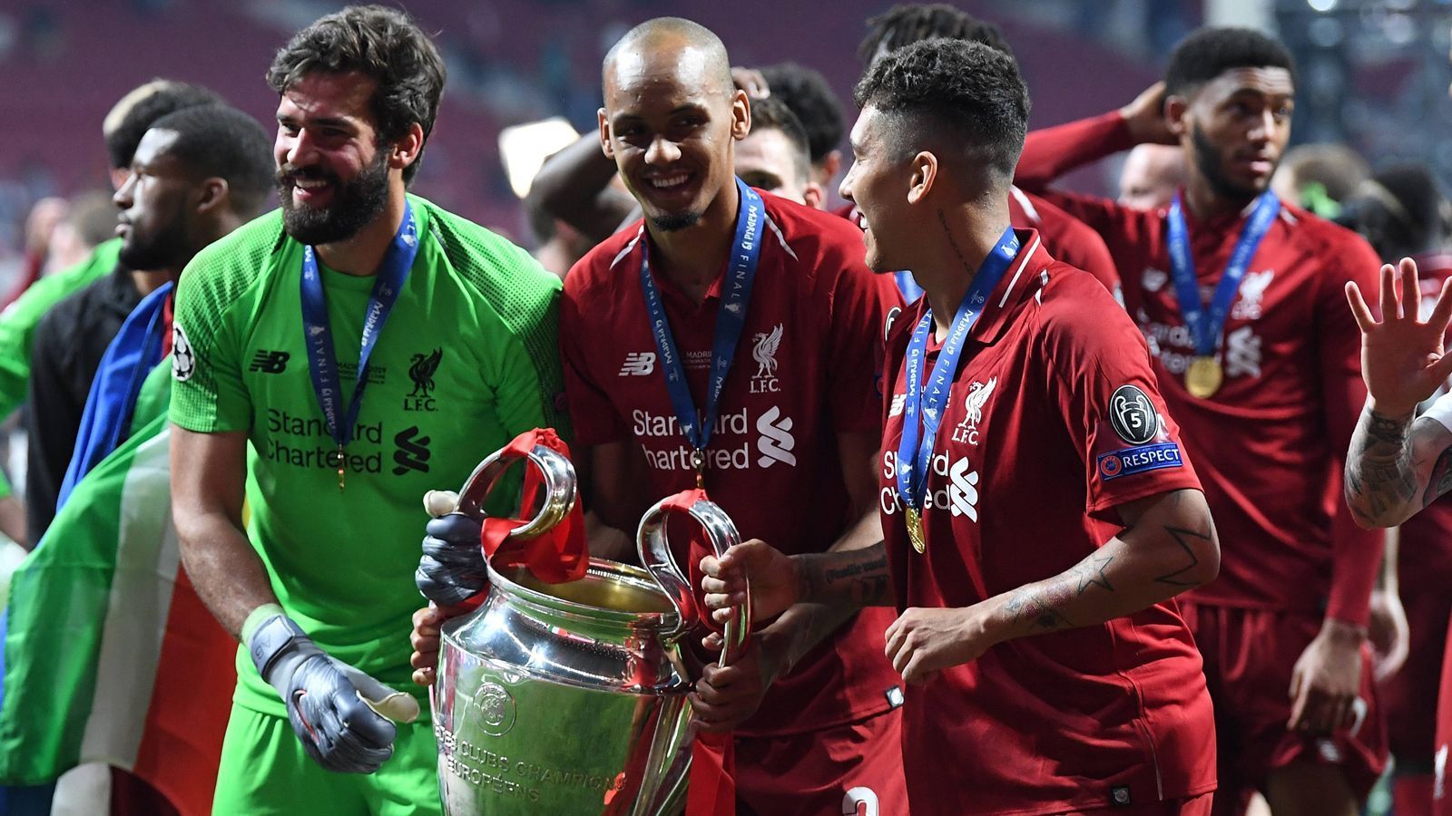 
                <strong>Roberto Firmino/Alisson Becker (Brasilien)</strong><br>
                Mit mehr Rückenwind kann man gar nicht zur Copa America fahren: Die Liverpool-Stars Alisson Becker und Roberto Firmino kommen mit dem Champions-League-Titel nach Brasilien und wollen den nächsten großen internationalen Titel jagen. Dabei soll Alisson im Tor die Null halten und Firmino im Sturm für die Tore sorgen. 
              