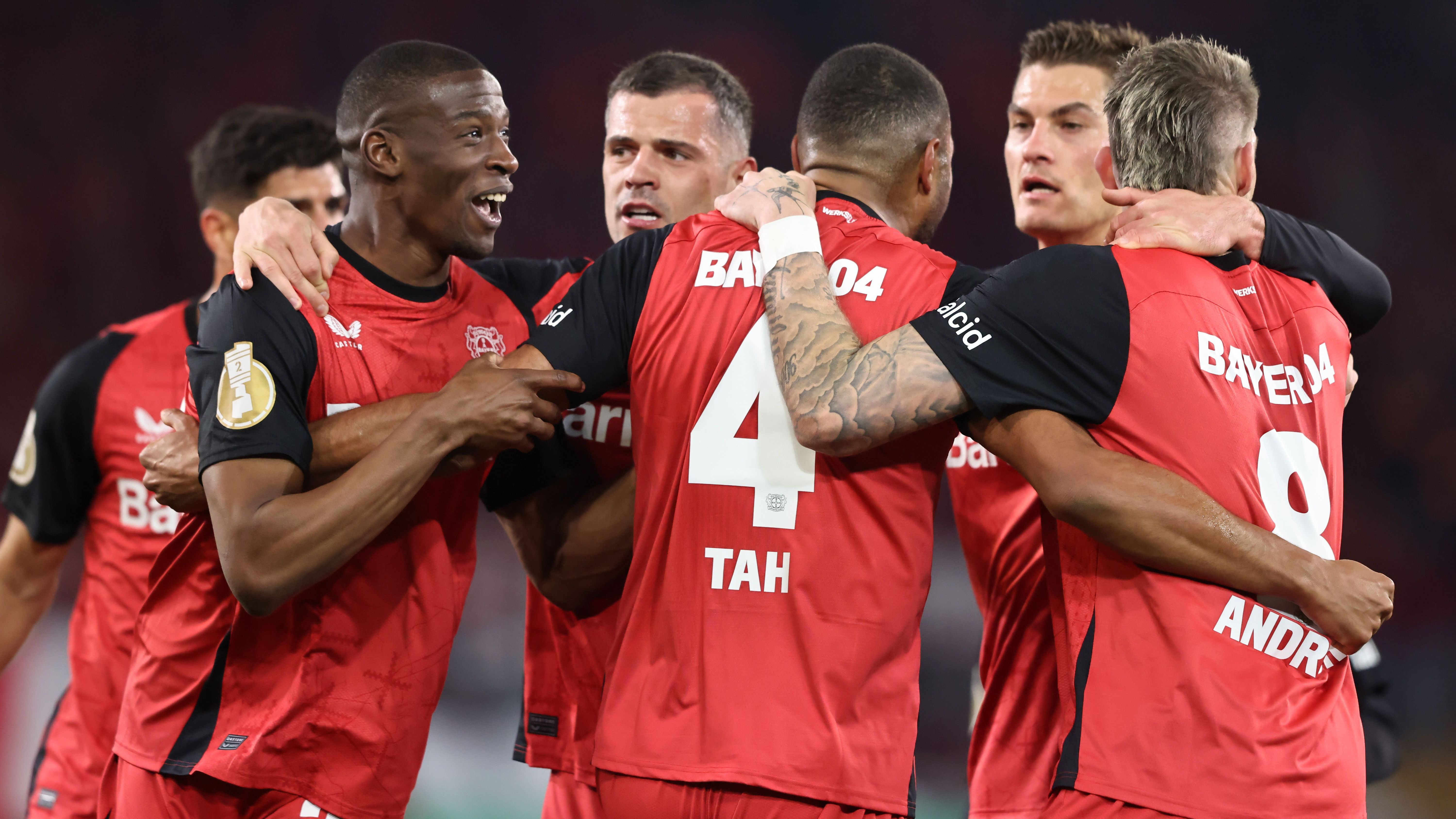 <strong>33. Spieltag: Bayer 04 Leverkusen holt Auswärts-Rekord</strong><br><em>Die "Werkself" lag am Wochenende auswärts gegen den SC Freiburg 0:2 hinten und wandte&nbsp;<em>die drohende Niederlage</em> durch ein Tah-Tor in der 93. Minute (!) ab. Zwar kann&nbsp;<a href="https://www.ran.de/sports/fussball/bayer04-leverkusen">Bayer 04 Leverkusen</a>&nbsp;den Meisterschaftstitel damit nicht mehr verteidigen, doch sie stellen einen absurden Rekord des FC Bayern ein: 33 Auswärtsspiele in Folge ungeschlagen. Einen Bestwert, den der FCB von April 2012 bis März 2014 aufstellte.</em>