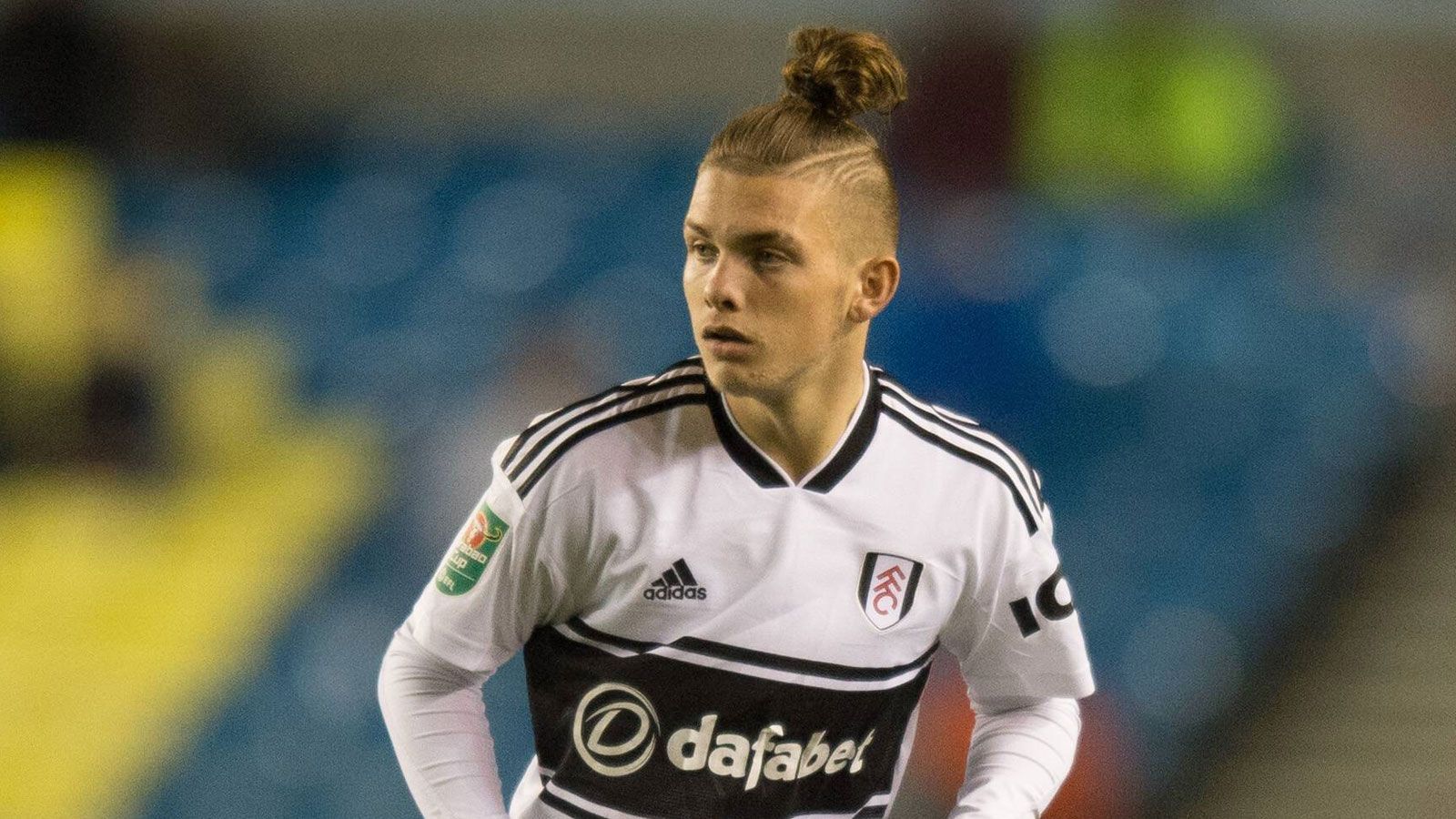 
                <strong>Harvey Elliott (16/Rechtsaußen)</strong><br>
                Der FC Liverpool hat mit Flügelspieler Harvey Elliott einen der begehrtesten englischen Jungstars verpflichtet. Der 16-Jährige kommt vom FC Fulham und soll zunächst für die U23 des Champions-League-Siegers auflaufen. Elliott ist der jüngste Debütant der Premier-League-Geschichte (16 Jahre und 30 Tage). Bei den Reds gehört er zu einer großen Gruppe an hoch gehandelten Nachwuchs-Talenten, die in dieser Saison auf ihren Durchbruch unter Teammanager Jürgen Klopp hoffen. Vermutlich darf der eine oder andere der Youngster am Mittwoch im Testspiel gegen Olympique Lyon ran (ab 18:55 Uhr im Livestream auf ran.de). ran zeigt Liverpools größte Talente.
              