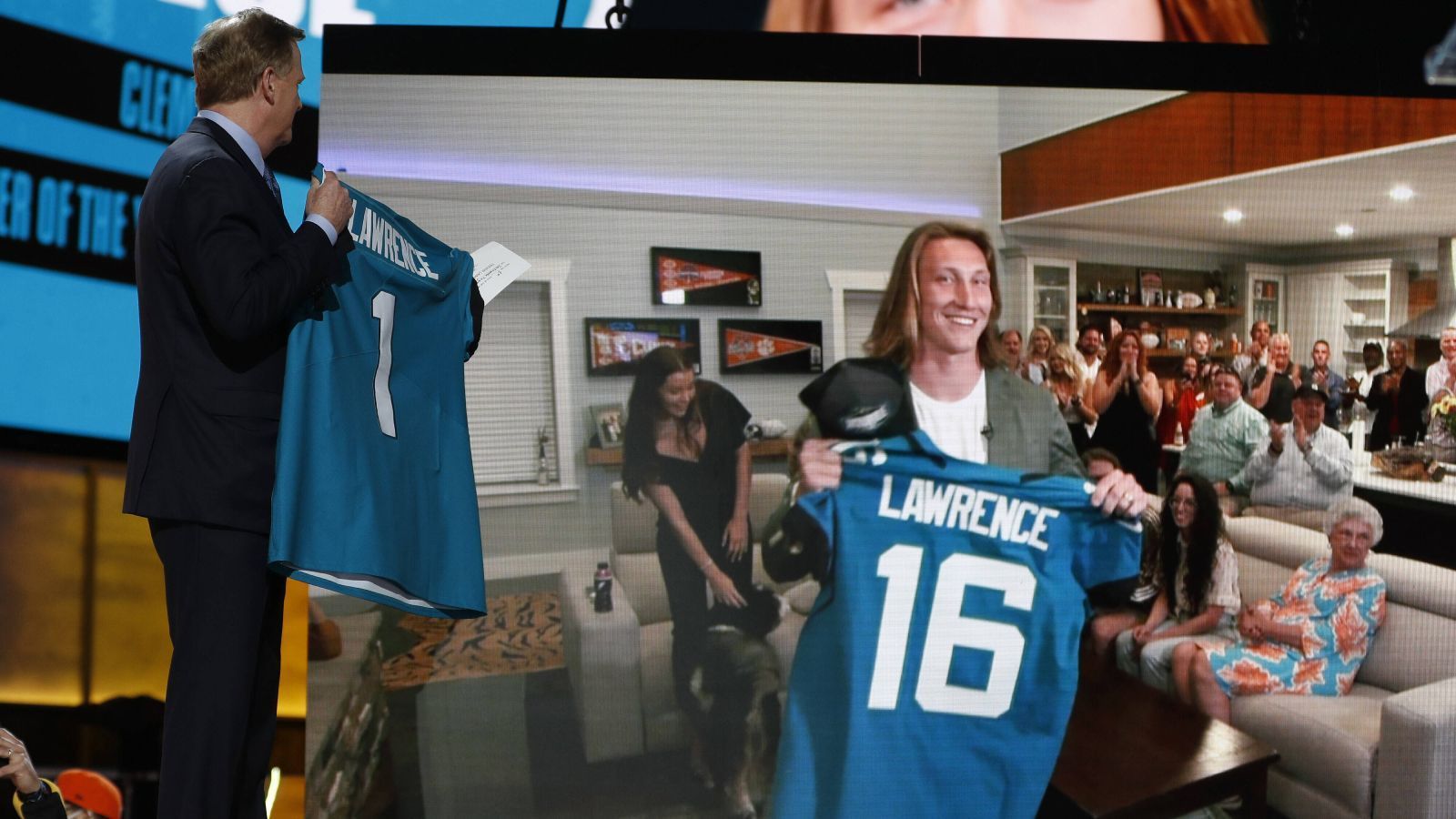 <strong>NFL Draft 2021: Trevor Lawrence</strong><br>
                Dass Trevor Lawrence mal der erste Pick im NFL Draft sein würde, das war quasi schon vor seiner College-Karriere klar. Lawrence verlor als Starting Quarterback der Clemson Tiges gerade mal zwei (!) Spiele, bereits in der High School stach er heraus. Als "geborener Gewinner" wurde er bezeichnet, die Jacksonville Jaguars ließen sich die Chance nicht entgehen und trafen die einfachste Entscheidung des NFL Drafts 2021.
