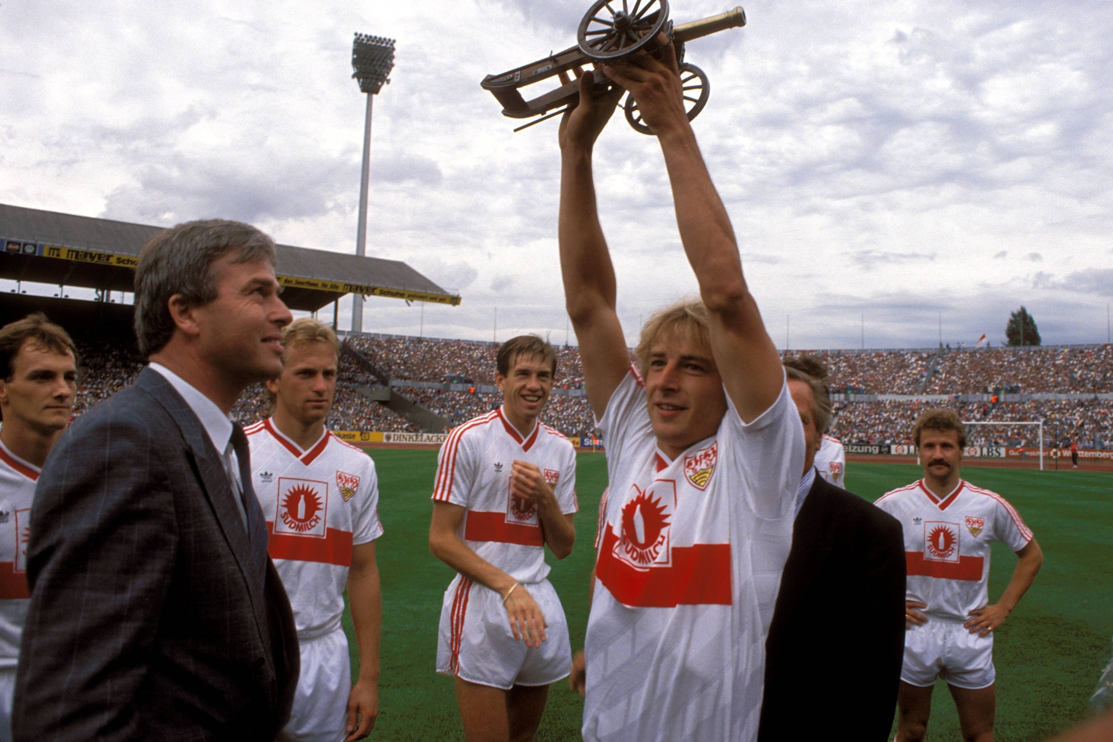 
                <strong>Jürgen Klinsmann (19 Tore in der Saison 1987/1988)</strong><br>
                Mit nur 23 Jahren gewann Jürgen Klinsmann in der Saison 1987/1988 die Torjägerkanone. 19 Treffer, inklusive das Tor des Jahres 1987 gegen den FC Bayern München, reichten ihm, um die Auszeichnung einzufahren. Zudem spielte er wenig überraschend eine wichtige Rolle beim VfB Stuttgart, der die Saison auf Platz vier beendete.
              
