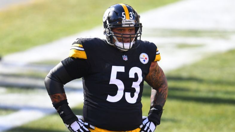 
                <strong>Verlierer: Maurkice Pouncey</strong><br>
                Es sollte ein großer Abend für die Pittsburgh Steelers werden. Playoff-Auftakt, Heimspiel und dann auch noch gegen die Cleveland Browns, mit denen die Franchise eine Jahrzehnte alte Rivalität verbindet. Doch mit dem ersten Snap nahm das Unheil seinen Lauf: Center Maurkice Pouncey, seines Zeichens neunmaliger Pro Bowler, schmiss den Ball über den Kopf von Ben Roethlisberger in die eigene Endzone, die Browns holten sich das Ei und sieben Punkte. Ruhig geschlafen hat Pouncey heute wohl nicht.
              