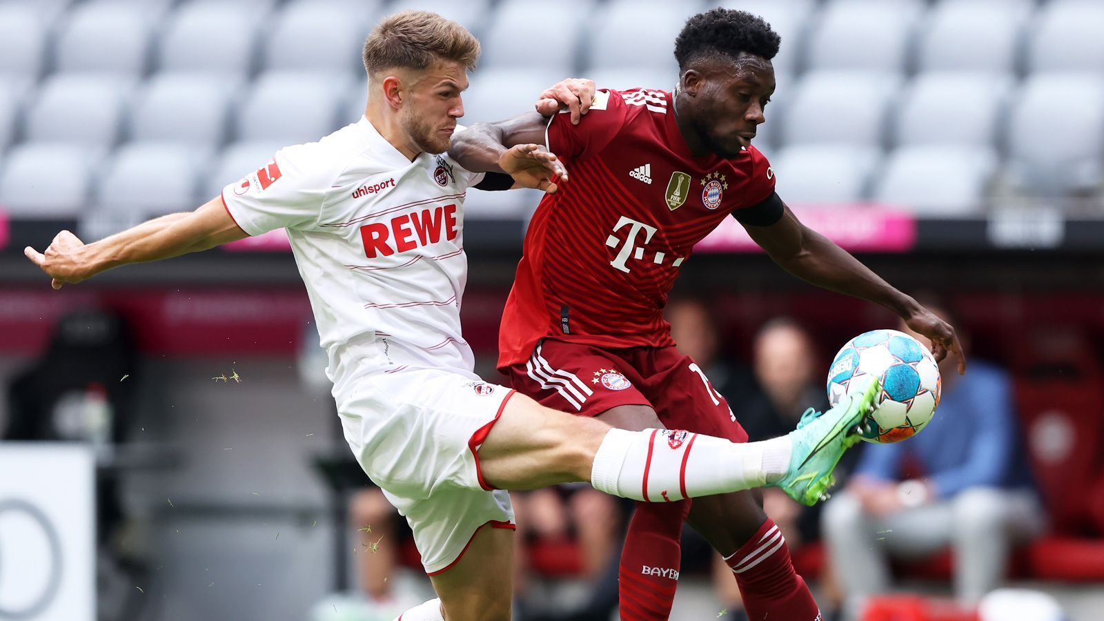 
                <strong>Alphonso Davies</strong><br>
                Der Kanadier gibt beinahe eher einen Flügelstürmer, ist bei so ziemlich jedem Angriff dabei und schiebt quasi pausenlos an. In einigen Szenen wirbelt er Ehizibue Knoten in die Beine. Als der Niederländer dann als Assistgeber für das 2:2 aber selbst mal nach vorne kommt, ist Davies geschlagen. In den offensiven Aktionen der Bayern kommt er dann nicht mehr so zur Geltung. Nach 88 Minuten ersetzt ihn Chris Richards. ran-Note: 3
              