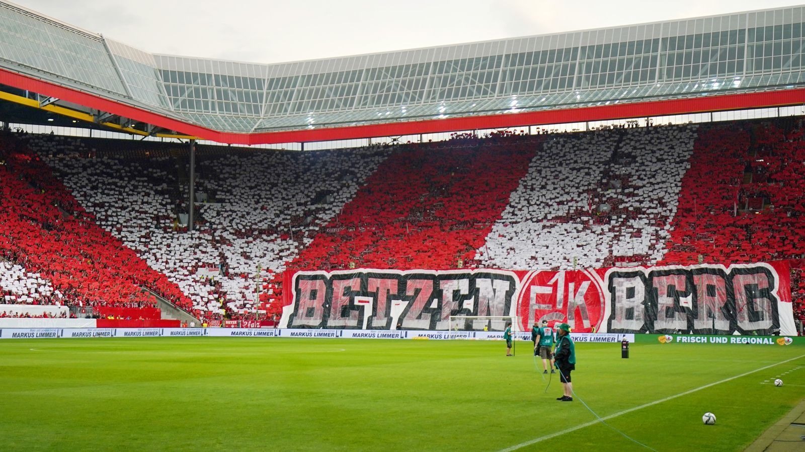 
                <strong>Choreografie vor dem Anstoß</strong><br>
                Schon vor dem Anstoß sorgten die Fans der Gastgeber mit einer Choreografie für einen Gänsehaut-Moment. 
              