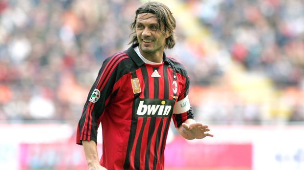 
                <strong>Abwehr - Paolo Maldini</strong><br>
                Verein(e): früher AC MilanErfolge: Sieben Mal italienischer Meister, ein Mal italienischer Pokalsieger, sieben Mal Superpokal-Sieger, drei Mal Champions-League-Sieger, zwei Mal Weltpokal-Sieger
              