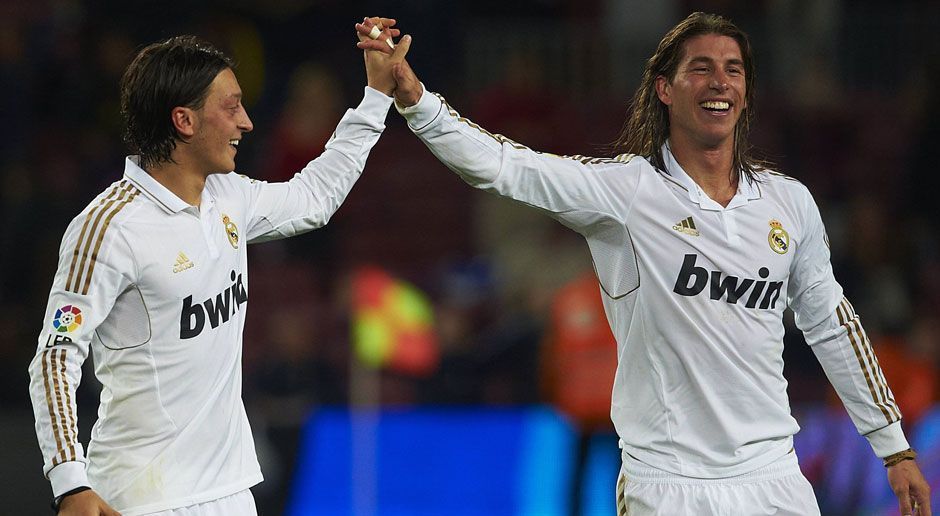 
                <strong>Mesut Özi und Sergio Ramos</strong><br>
                Während Mesut Özil und Sergio Ramos für Real Madrid spielen, entwickelt sich eine tiefe Freundschaft zwischen den beiden Kickern. "Mein bester Freund ist Sergio Ramos, ich habe noch immer Kontakt mit ihm", sagt Özil 2016 auf dem offiziellen Youtube-Kanal des FC Arsenal. Kein Wunder also, dass Ramos auch in der Biographie des deutschen Nationalspielers zu Wort kommen darf. "Wir hatten nicht nur Beruf und Verein gemeinsam, sondern mochten auch ähnliche Dinge. Dazu zählen vor allem unser Mode- und Musikgeschmack. Und so entwickelten wir mit der Zeit ein besonderes Verhältnis füreinander", schreibt Ramos über die Freundschaft zu Özil.
              