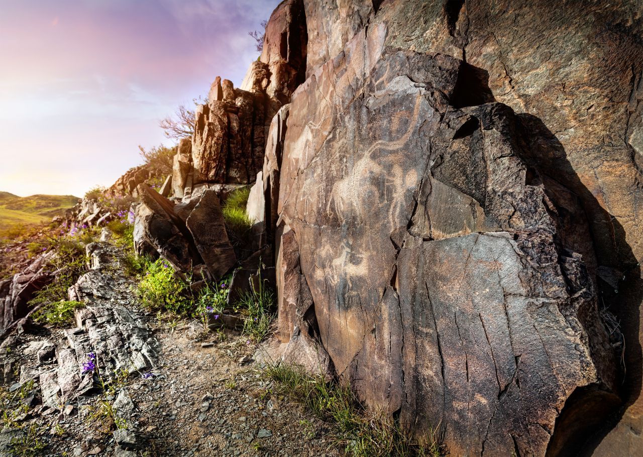 Der steinerne Schatz befindet sich in den Bergen, etwa 120 Kilometer nordwestlich der Stadt Almaty. In Tamgaly wurden etwa 5.000 Fels-Zeichnungen entdeckt, die ältesten entstanden vor circa 3.000 Jahren, die jüngsten zu Beginn des 20. Jahrhunderts. Die in den Untergrund gravierten oder geschabten Motive (Petroglyphen) zeigen Jagd- und Viehzucht, kultische Handlungen, Fruchtbarkeits-Symbole. Es sind einzigartige Zeugnisse eine