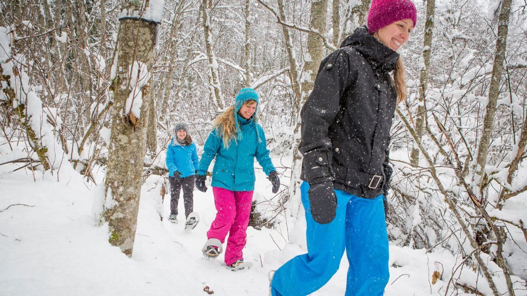 Mit Schneeschuhen kannst du problemlos durch den Tiefschnee wandern und die schneebedeckte Winterlandschaft bestaunen.