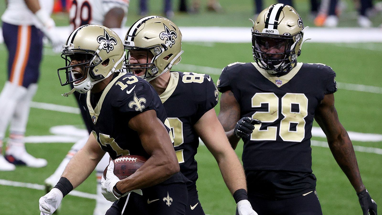 
                <strong>Weitere Verträge könnten umstrukturiert werden</strong><br>
                Dabei ist der Konjunktiv eigentlich überflüssig, denn die Saints müssen handeln, um ihren Cap Hit zu verringern. Wide Receiver Michael Thomas nimmt einen höheren Dead Cap mit in die neue Saison als er den Cap Space belastet. Den 27-Jährigen traden - keine Option! Seiner und die Verträge weiterer Spieler müssen also umstrukturiert werden. Dabei wird meist ein Teil des Grundgehalts in einen Signing Bonus umgewandelt. Dieser Bonus kann dann auf mehrere Jahre verteilt werden, sodass für die aktuelle Saison Platz geschaffen wird. Ähnliches Szenario gilt auch für Defensive End Cameron Jordan und Offensive Tackle Terron Armstead. 
              