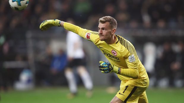 
                <strong>Tor - Lukas Hradecky (Eintracht Frankfurt)</strong><br>
                20:18 - so lautet das Torverhältnis von Eintracht Frankfurt nach der Hinrunde. Damit erkämpften sich die Hessen immerhin 26 Punkte. Einen großen Anteil am Erfolg hat Torhüter Lukas Hradecky. Der Finne stand in allen 17 Hinrunden-Spielen über die volle Distanz auf dem Feld und überzeugte auch in seiner dritten Saison im Eintracht-Trikot vollends. Das Problem für Frankfurt: Hradeckys Vertrag läuft im Juni 2018 aus. Einen Verbleib schließt der 28-Jährige zumindest nicht aus. "Ich weiß nicht, was in Zukunft passiert", sagte der Nationaltorhüter zuletzt der "Bild".
              