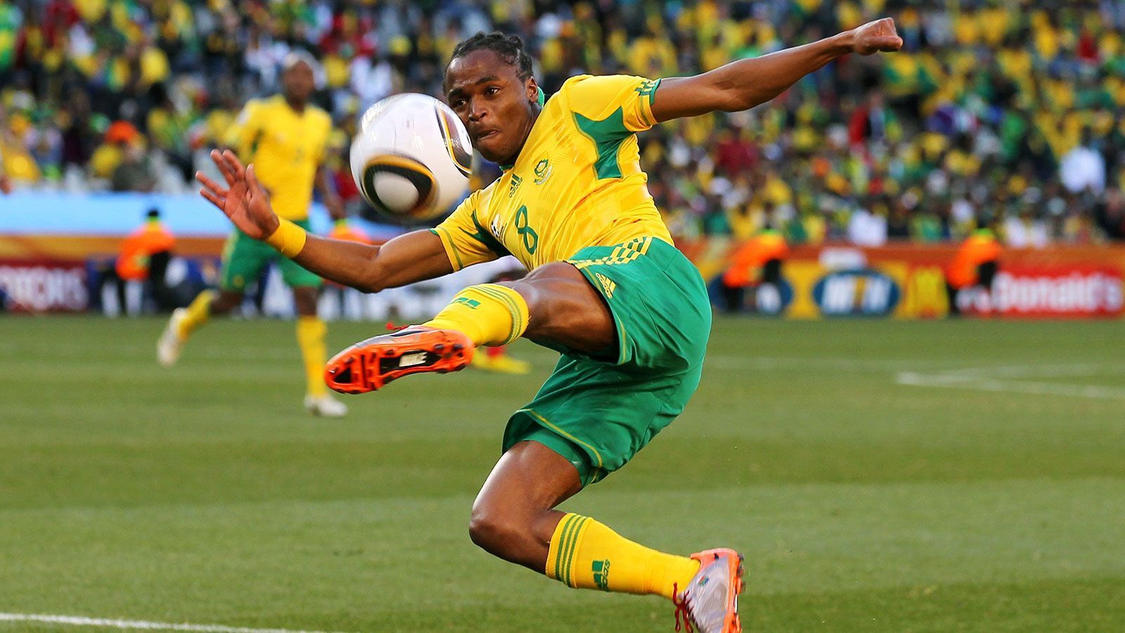 
                <strong>Siphiwe Tshabalala (Südafrika)</strong><br>
                WM 2010 in Südafrika: Bei der Heim-WM 2010 erzielte er mit einem genialen Schuss in den Winkel das erste WM-Tor der Geschichte auf afrikanischem Boden und wurde damit in Südafrika zur Ikone, auch wenn Tshabalala das Aus des Gastgebers in der Vorrunde nicht verhindern konnte.
              